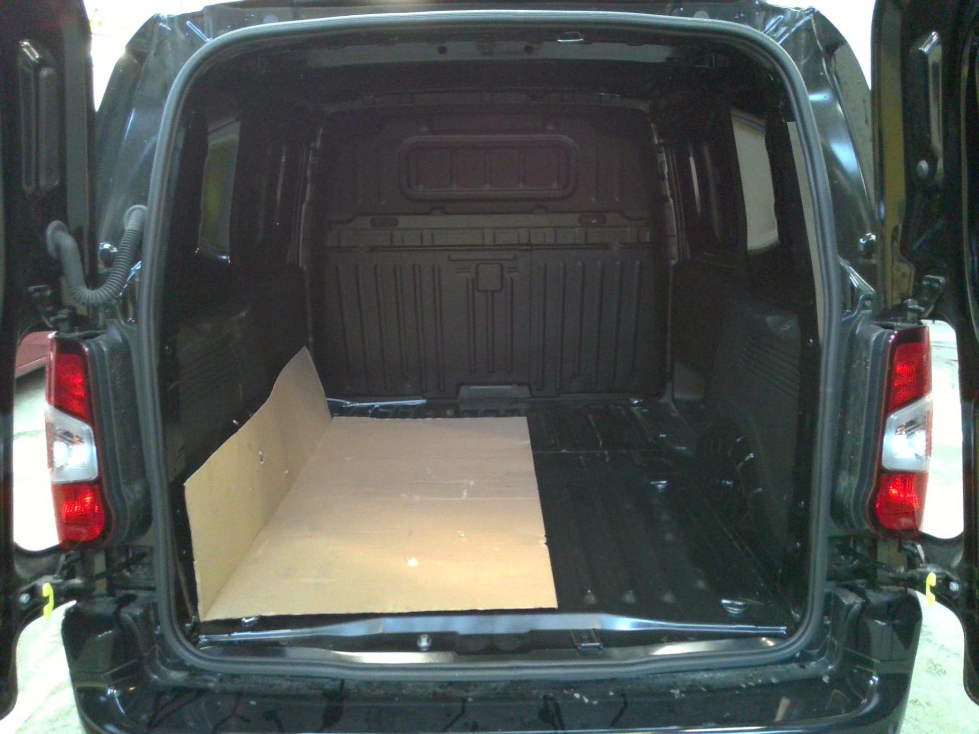 Opel COMBO-E CARGO M 800 KG ELECTRIQUE 100 KW BATTERIE 51 KWH 2024