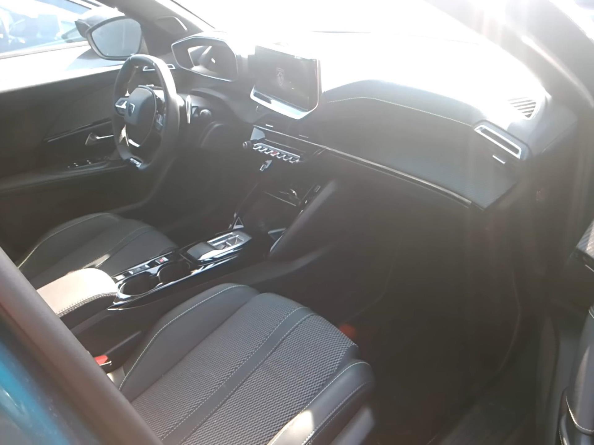 Peugeot 2008 Hybrid 136 e-DCS6 GT 2025