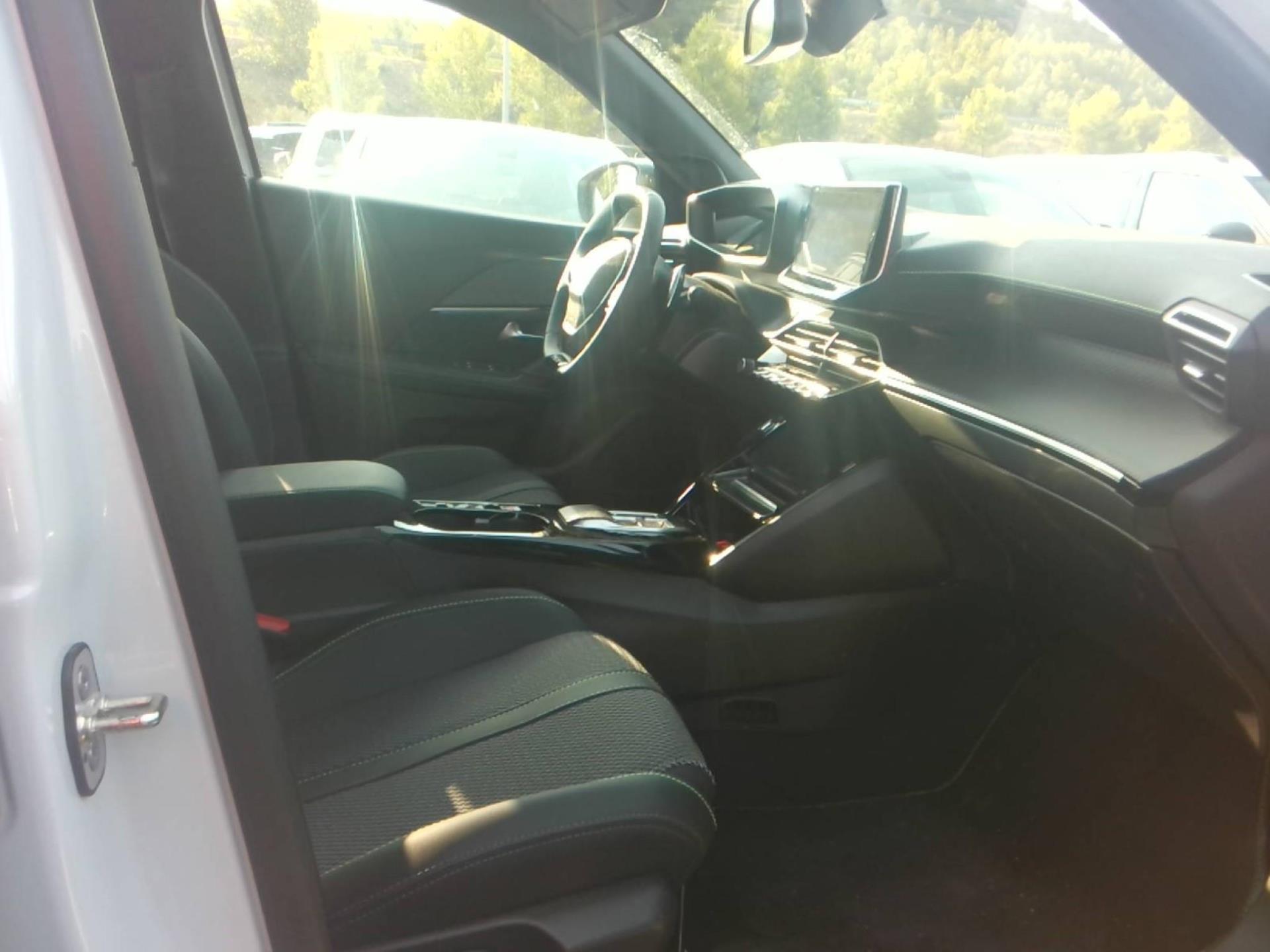 Peugeot 2008 Hybrid 136 e-DCS6 GT 2025