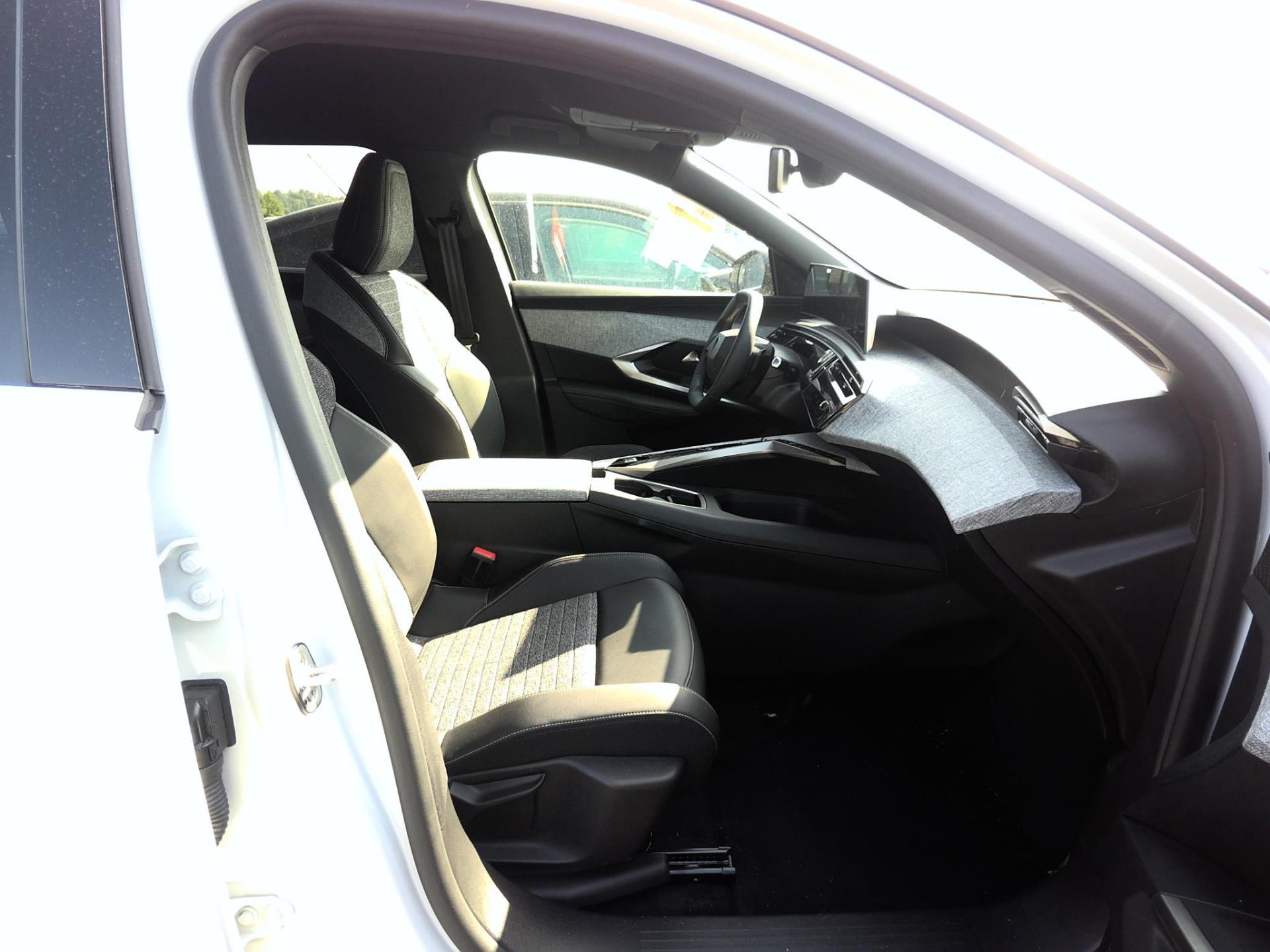 Peugeot 5008 Hybrid 136 e-DCS6 Allure 2025