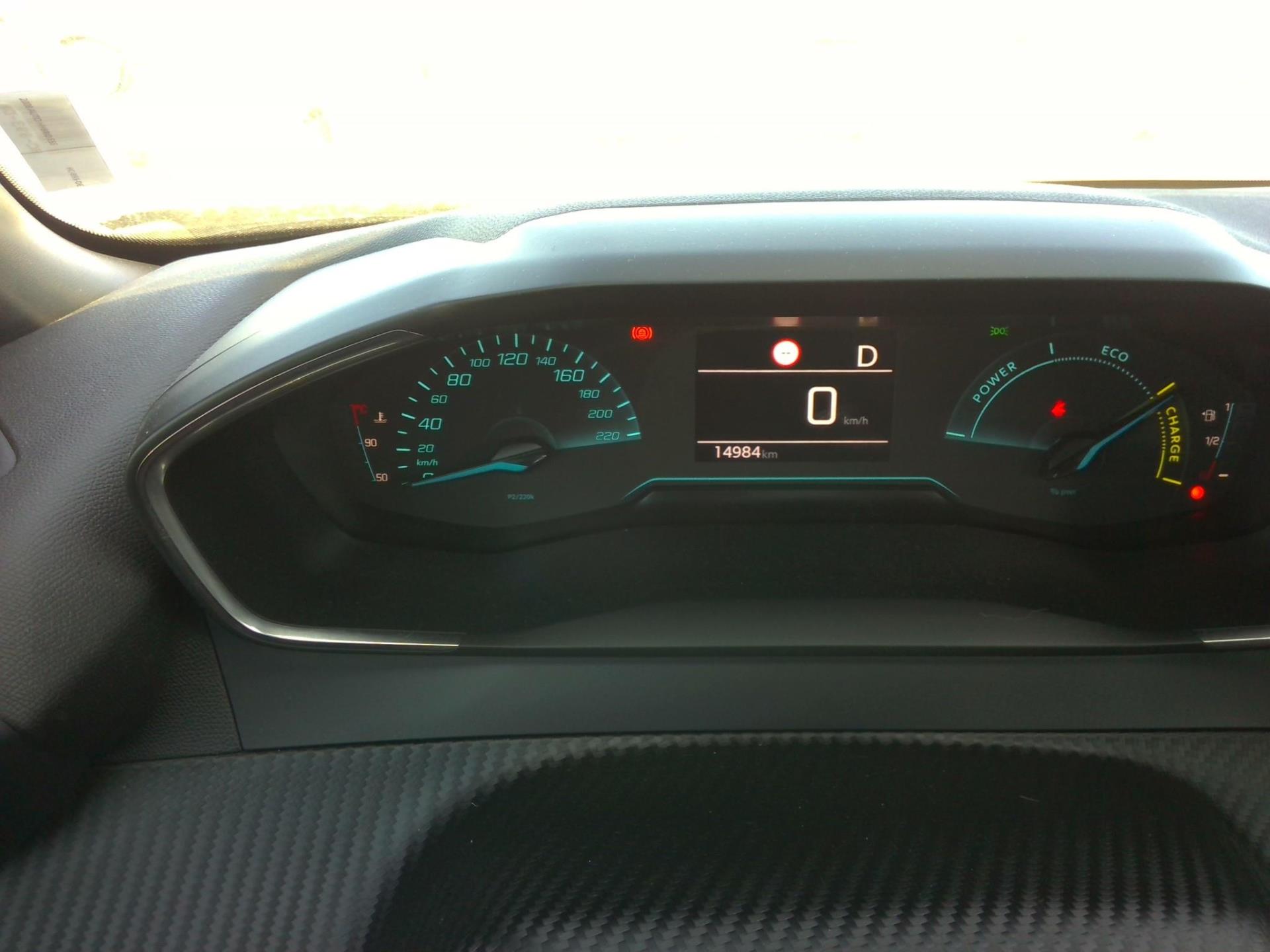 Peugeot 2008 Hybrid 136 e-DCS6 Style 2025
