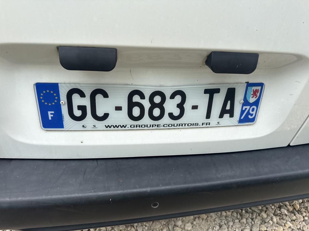 Peugeot PARTNER FOURGON STANDARD 650 KG BLUEHDI 130 S&S EAT8 ASPHALT 2021