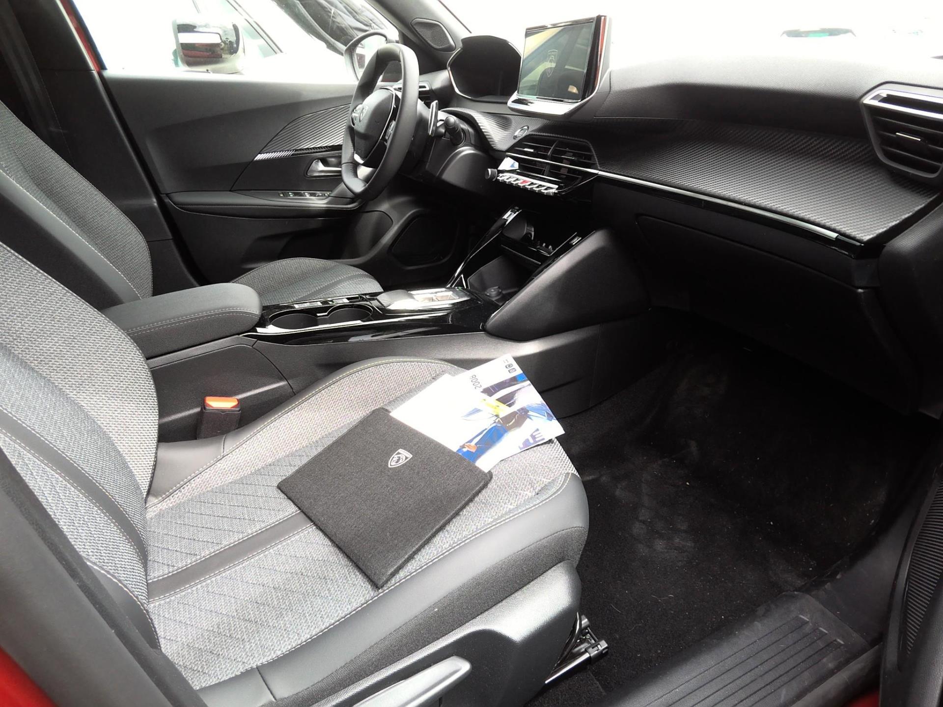 Peugeot 2008 Hybrid 136 e-DCS6 Allure 2025