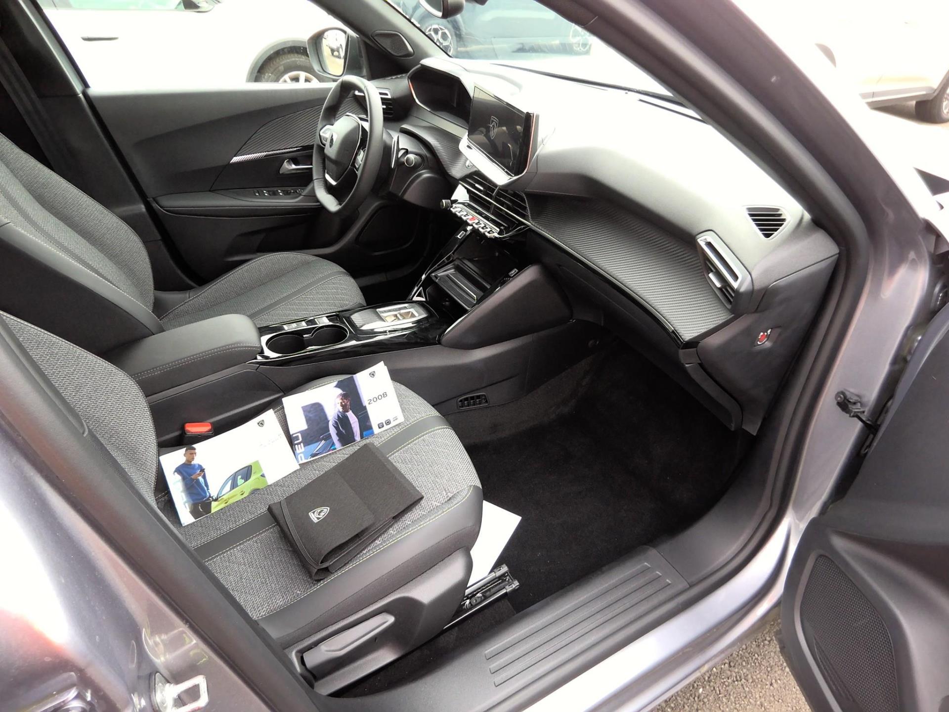 Peugeot 2008 Hybrid 136 e-DCS6 Allure 2024
