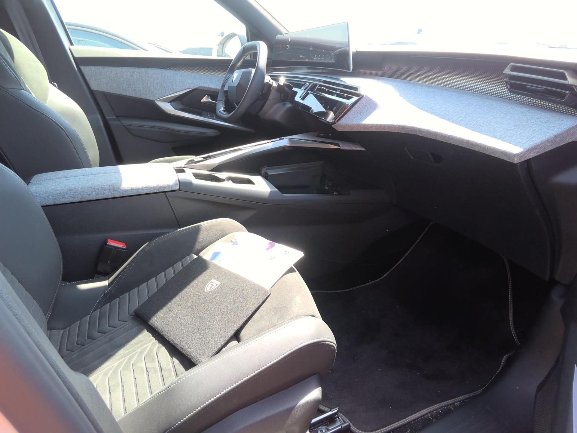 Peugeot 5008 Hybrid 136 e-DCS6 GT 2025