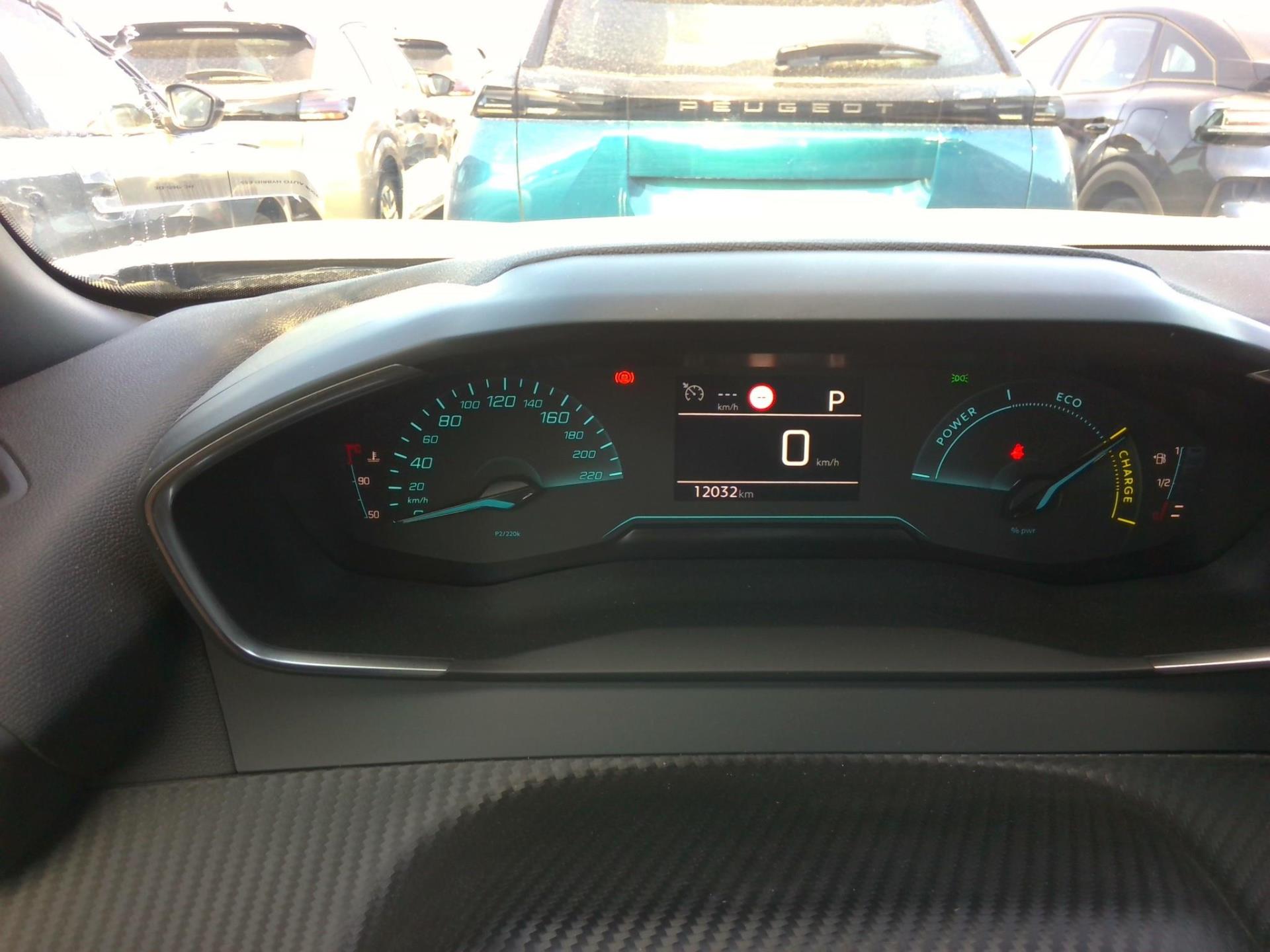 Peugeot 2008 Hybrid 136 e-DCS6 Style 2025