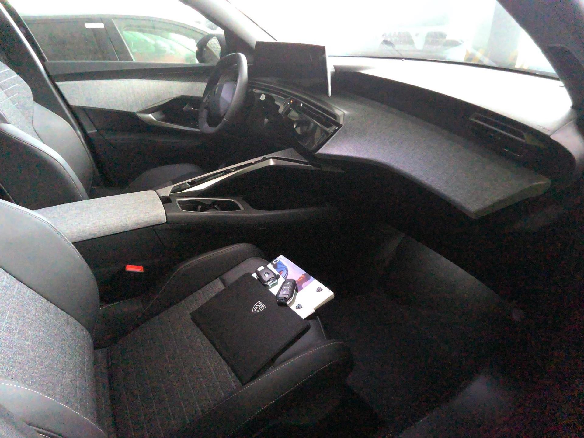 Peugeot 3008 Hybrid 145 e-DCS6 Allure Business 2025