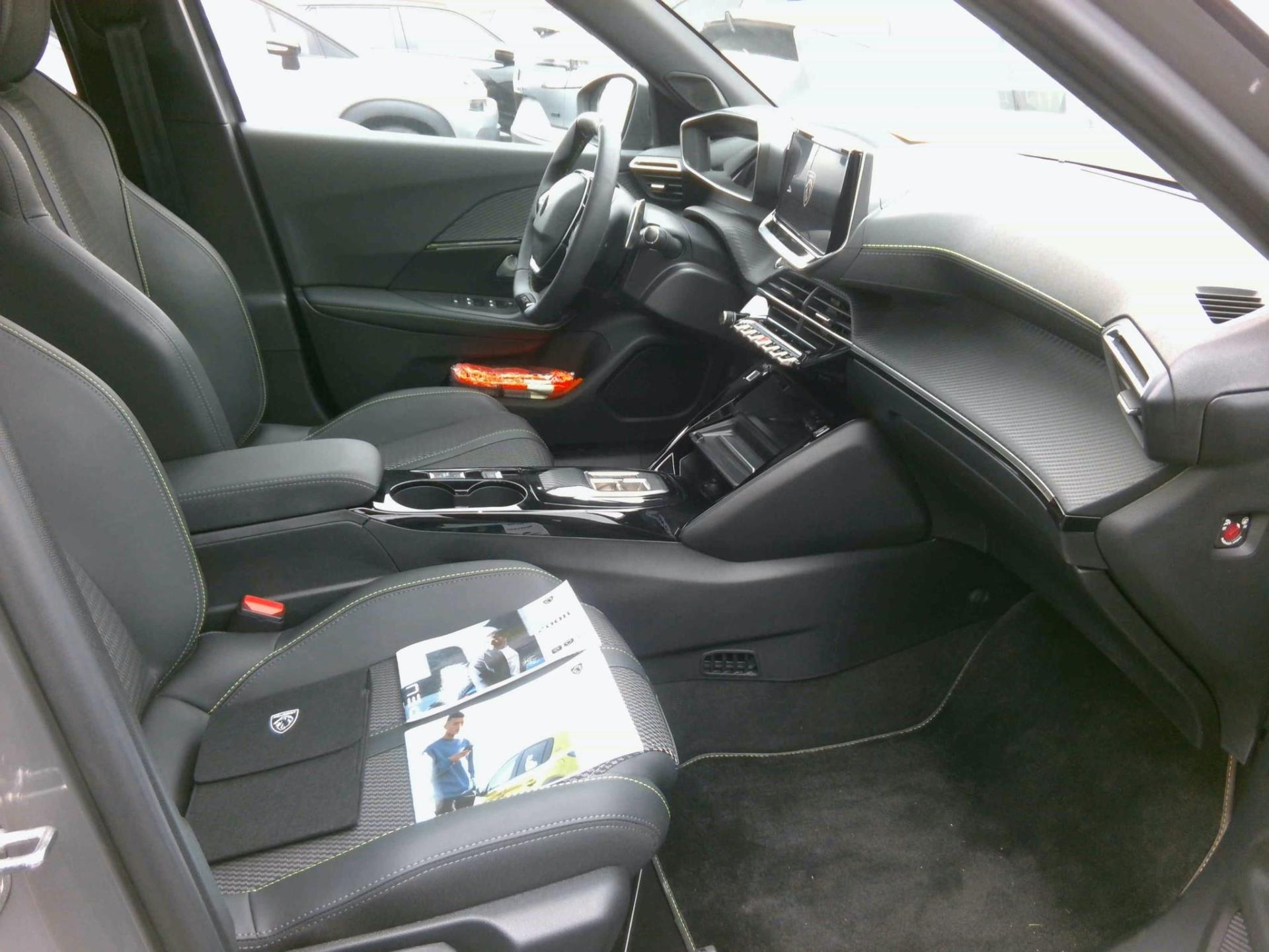 Peugeot 2008 Hybrid 136 e-DCS6 GT 2024