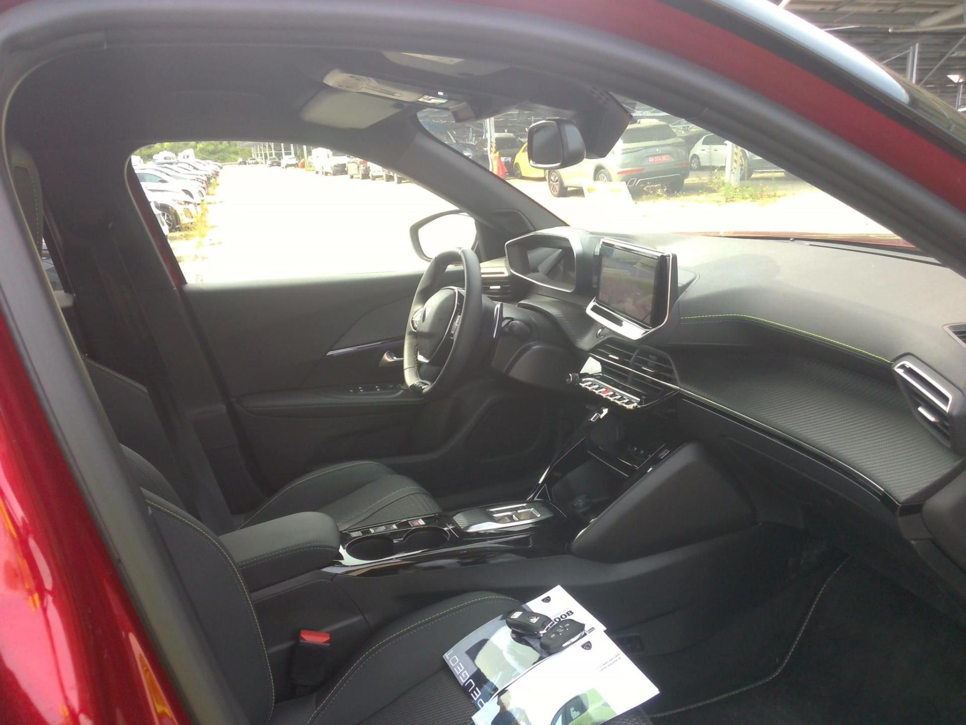 Peugeot 2008 Hybrid 136 e-DCS6 GT 2025