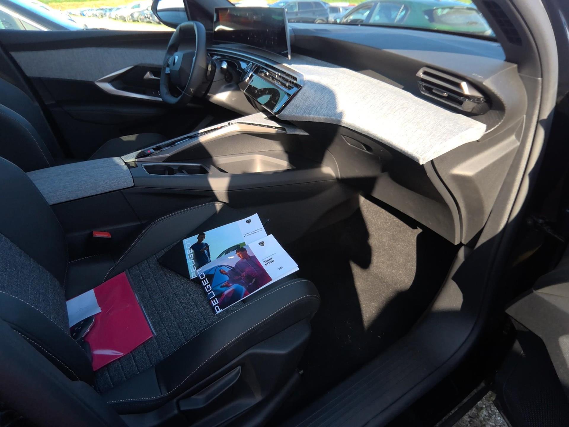 Peugeot 5008 Hybrid 136 e-DCS6 Allure 2025