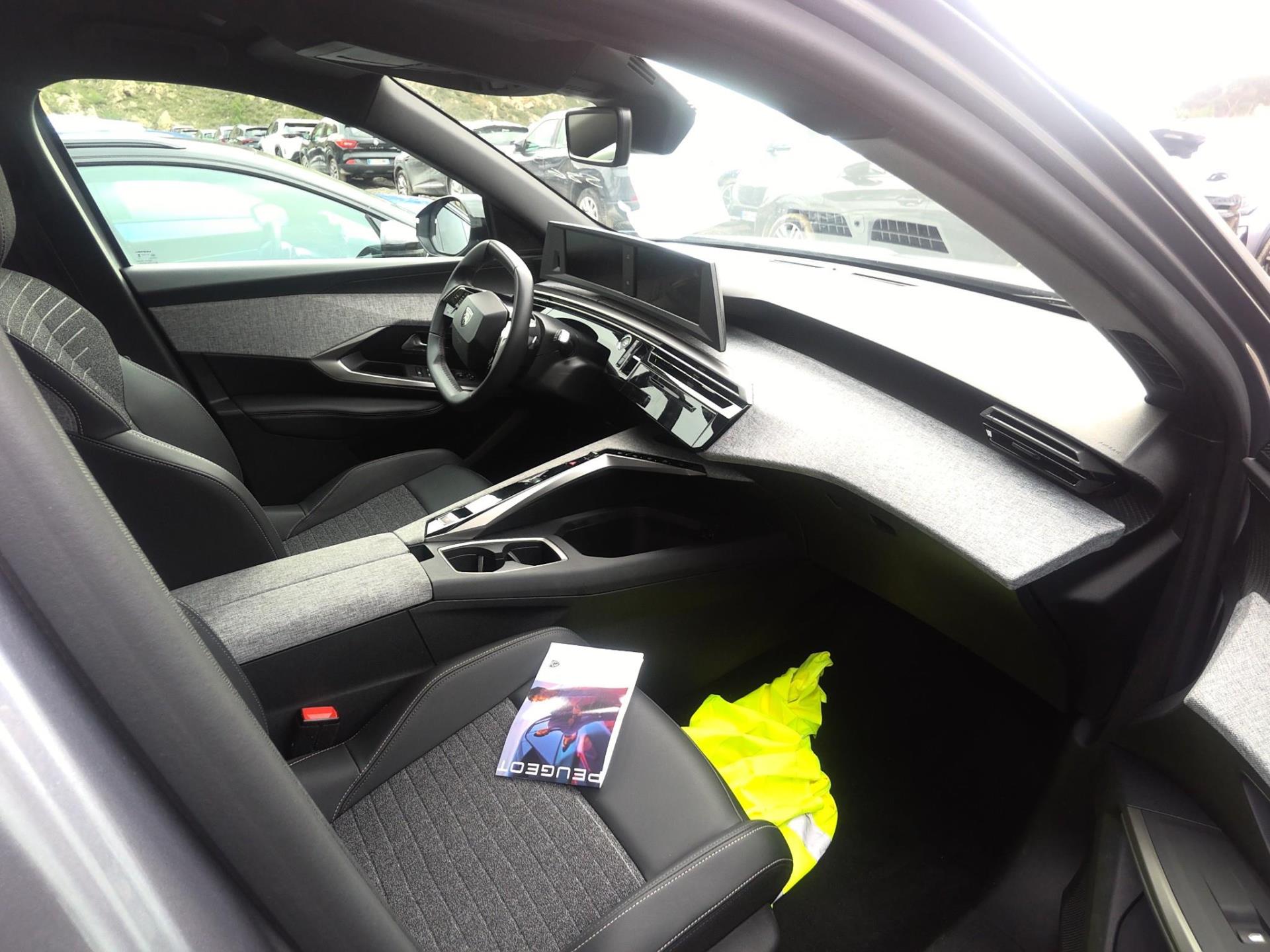 Peugeot 5008 Hybrid 145 ch e-DCS6 Allure 2025