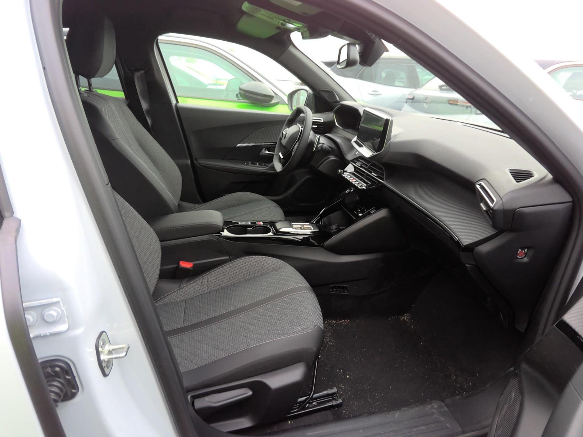 Peugeot 2008 Hybrid 136 e-DCS6 Allure 2025