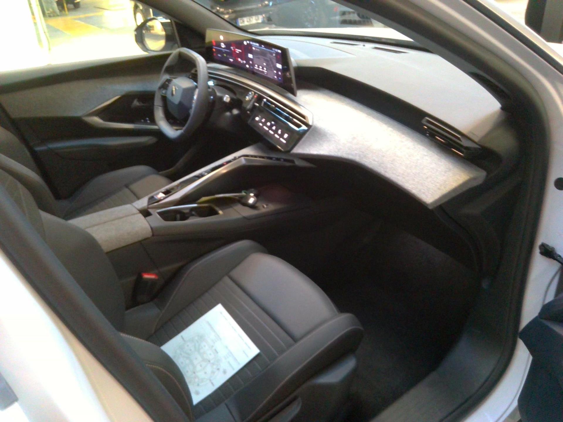 Peugeot 3008 Hybrid 136 e-DCS6 Allure 2024