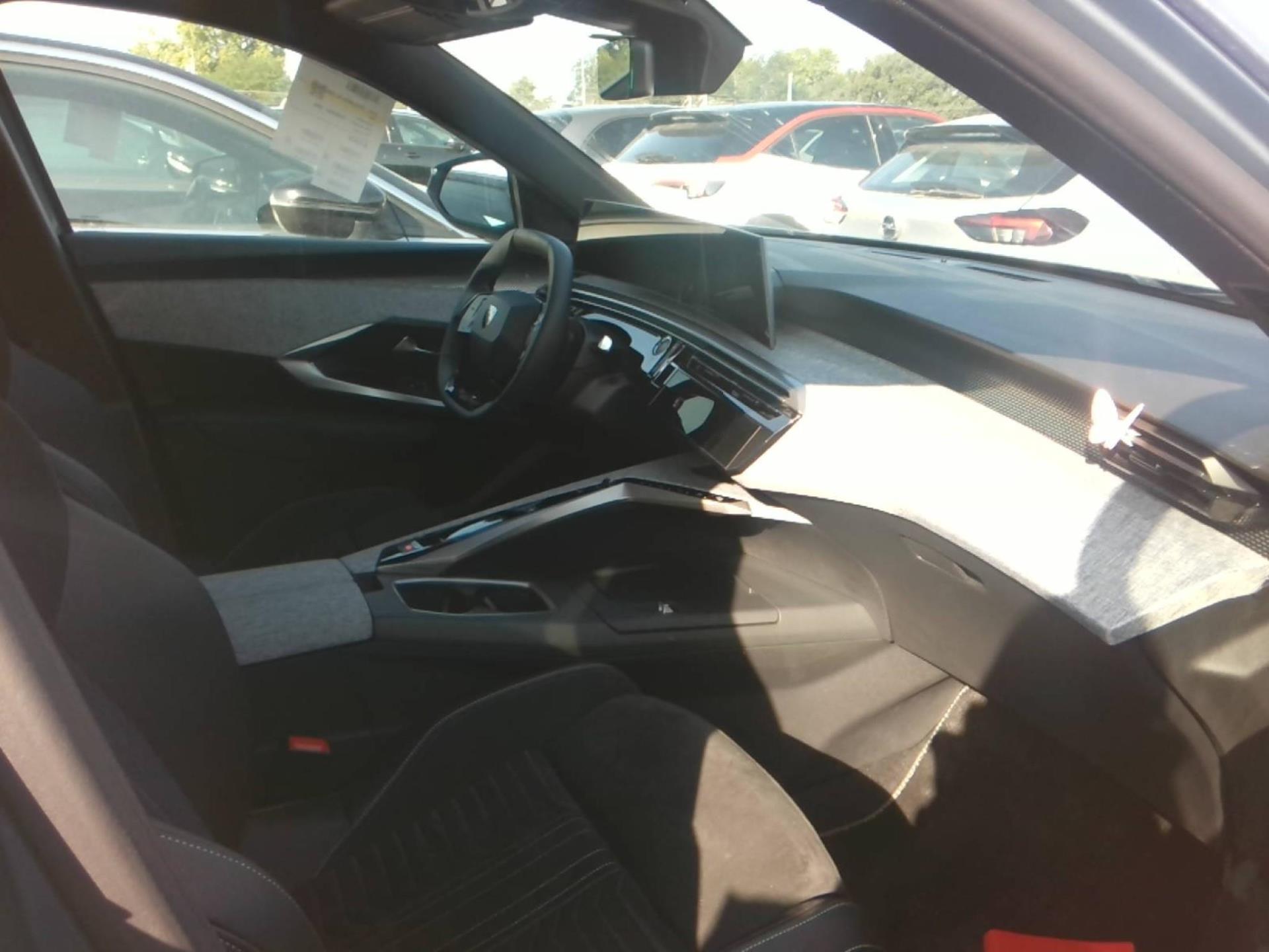 Peugeot 5008 Hybrid 136 e-DCS6 GT 2025