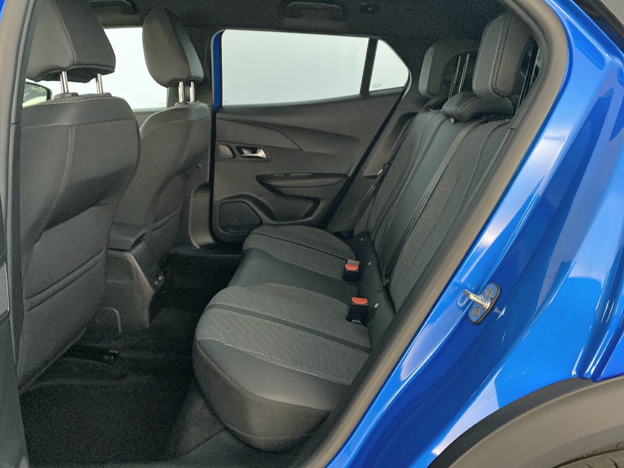 Peugeot 2008 Hybrid 136 e-DCS6 Allure 2024