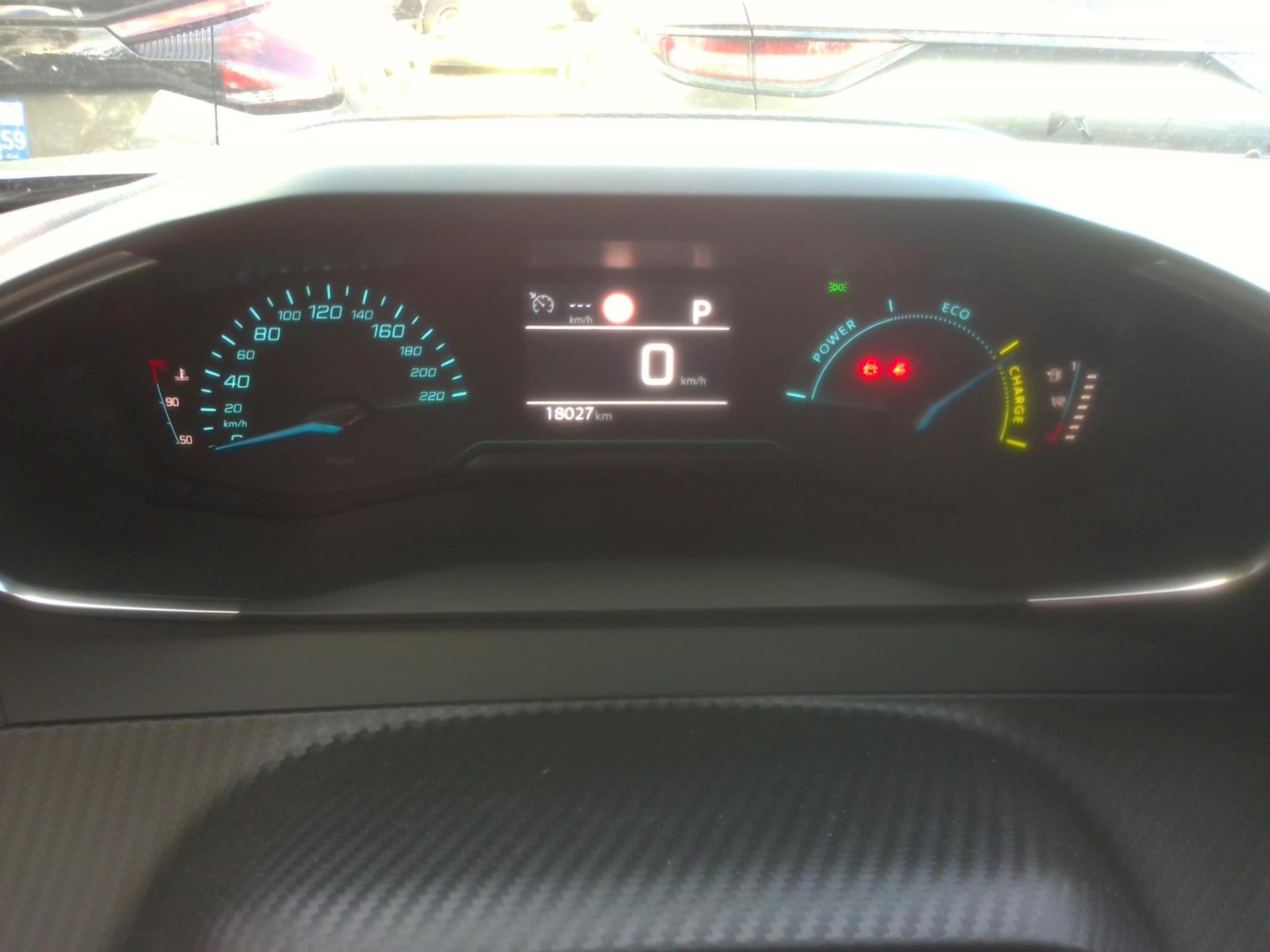 Peugeot 2008 Hybrid 136 e-DCS6 Style 2025