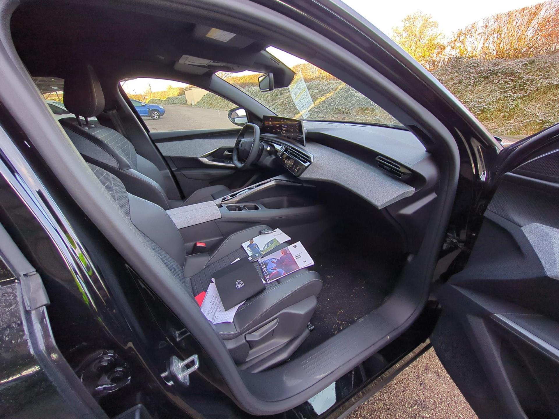 Peugeot 5008 Hybrid 136 e-DCS6 Allure 2024