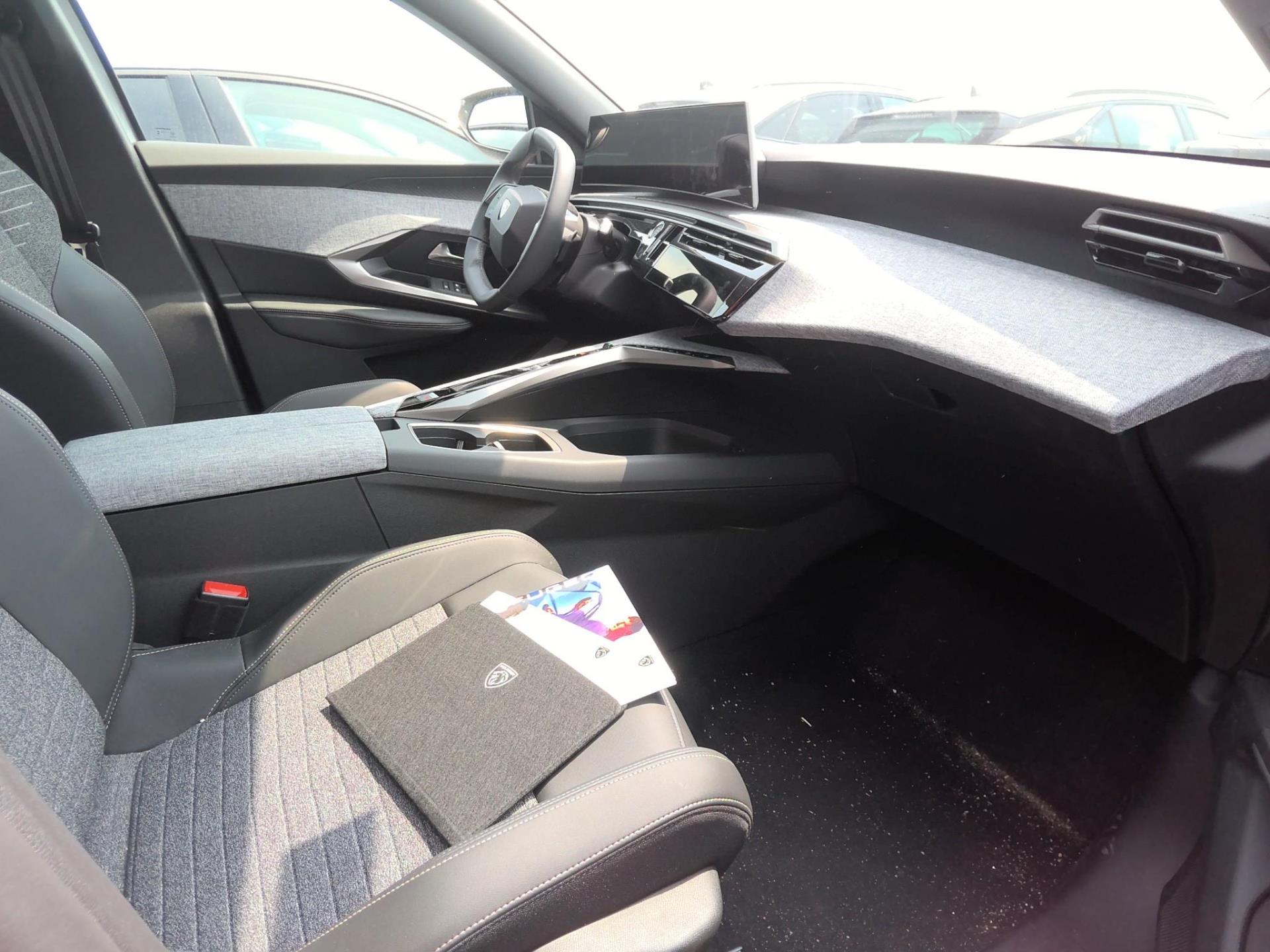 Peugeot 5008 Hybrid 136 e-DCS6 Allure 2025