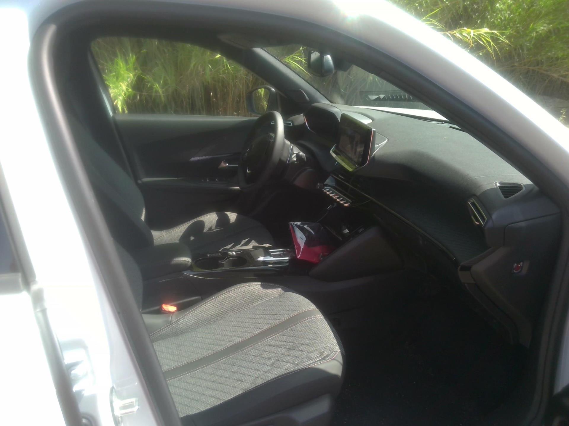 Peugeot 2008 Hybrid 145 e-DCS6 Allure 2025