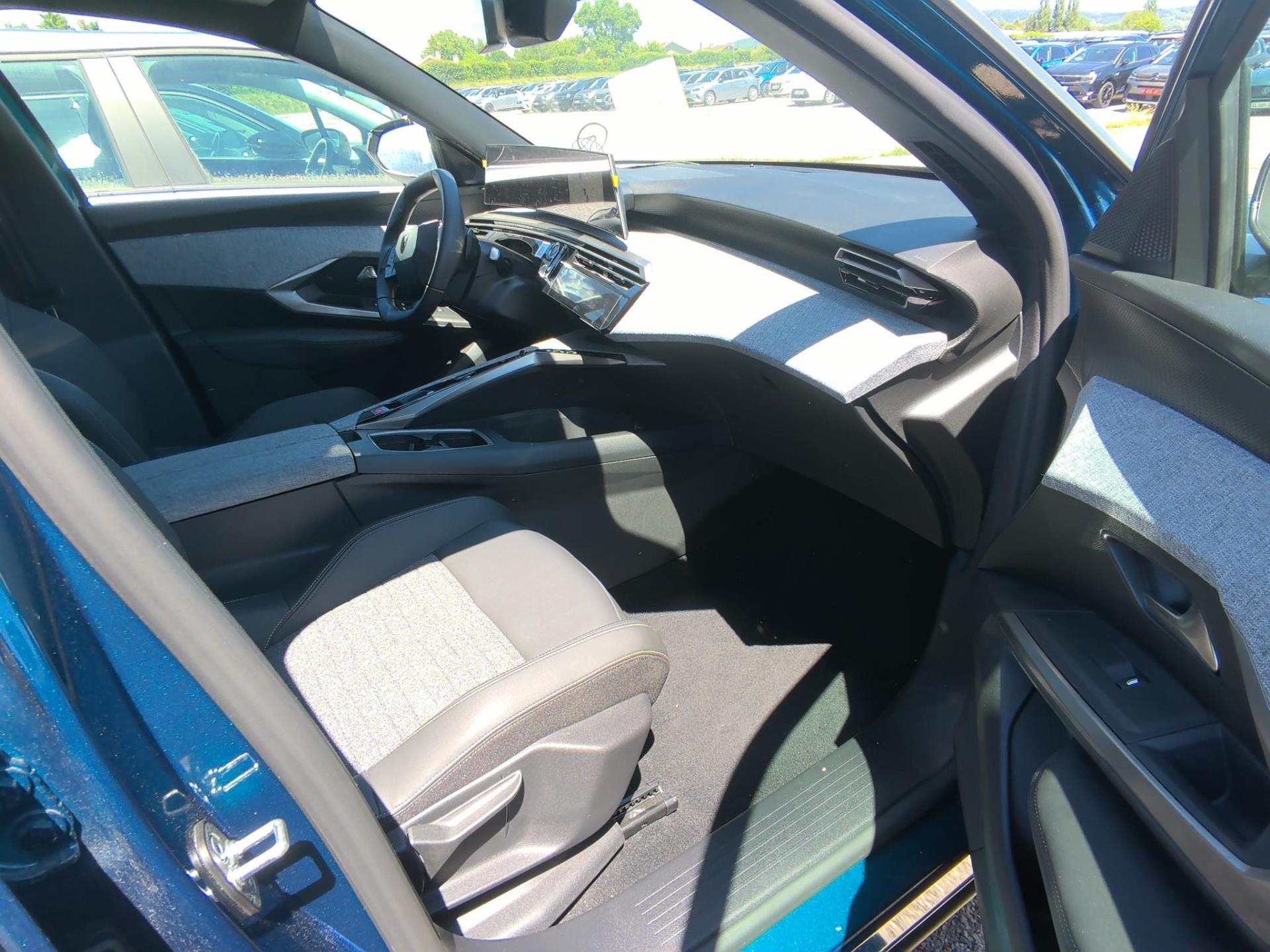 Peugeot 3008 Hybrid 136 e-DCS6 Allure 2025