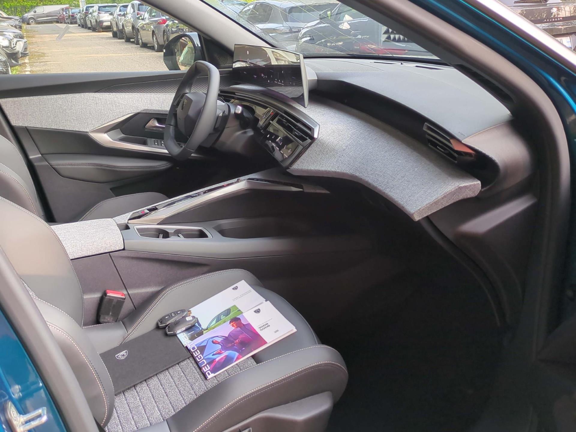 Peugeot 5008 Hybrid 136 e-DCS6 Allure 2025