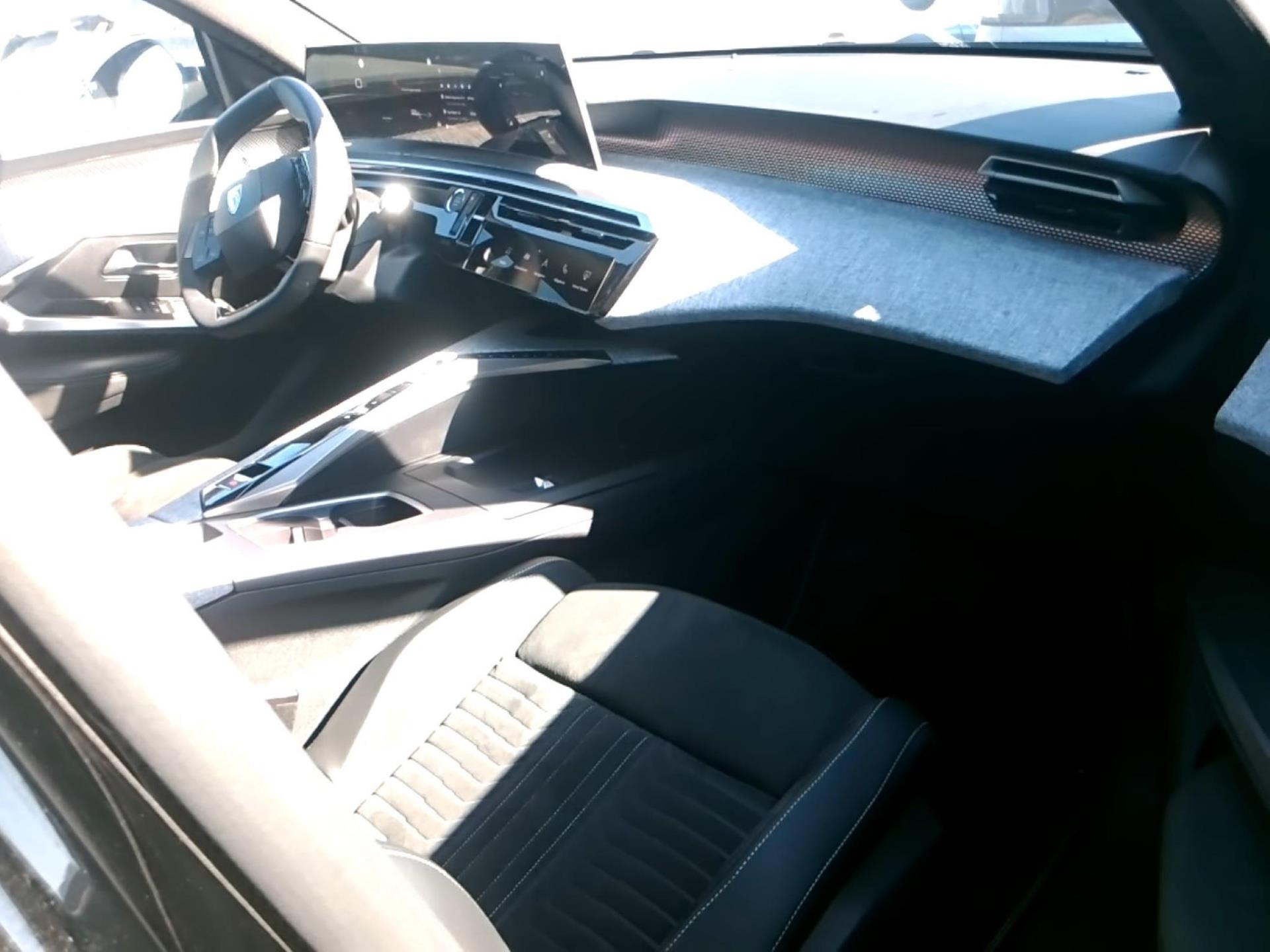 Peugeot 5008 Hybrid 145 e-DCS6 GT 2025