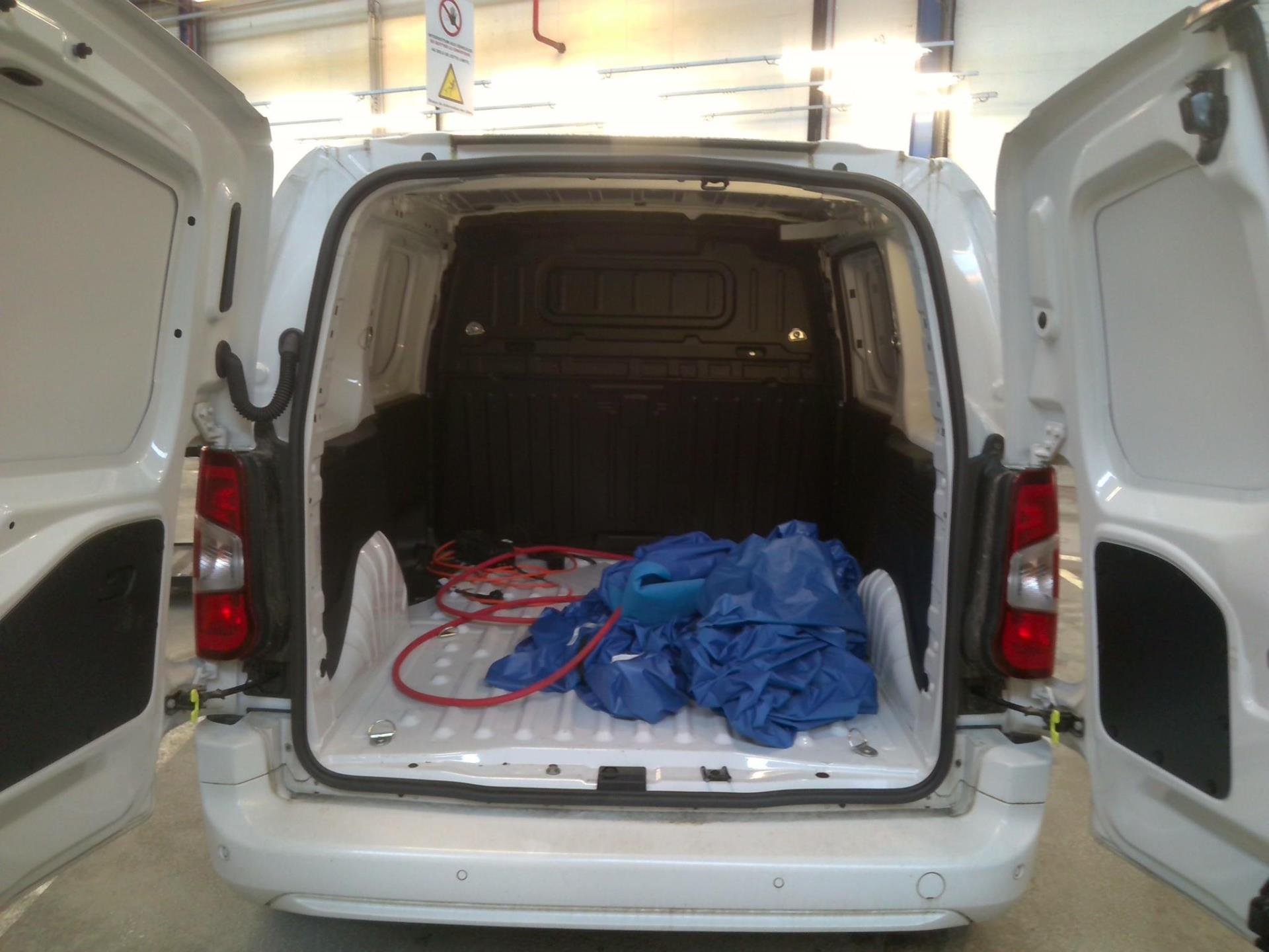 Opel COMBO-E CARGO M 800 KG ELECTRIQUE 100 KW BATTERIE 51 KWH 2024