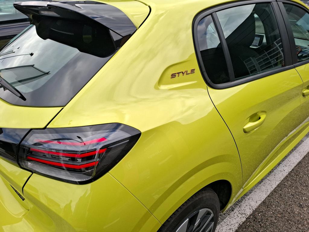 Peugeot 208 Hybrid 100 e-DCS6 Style 2025