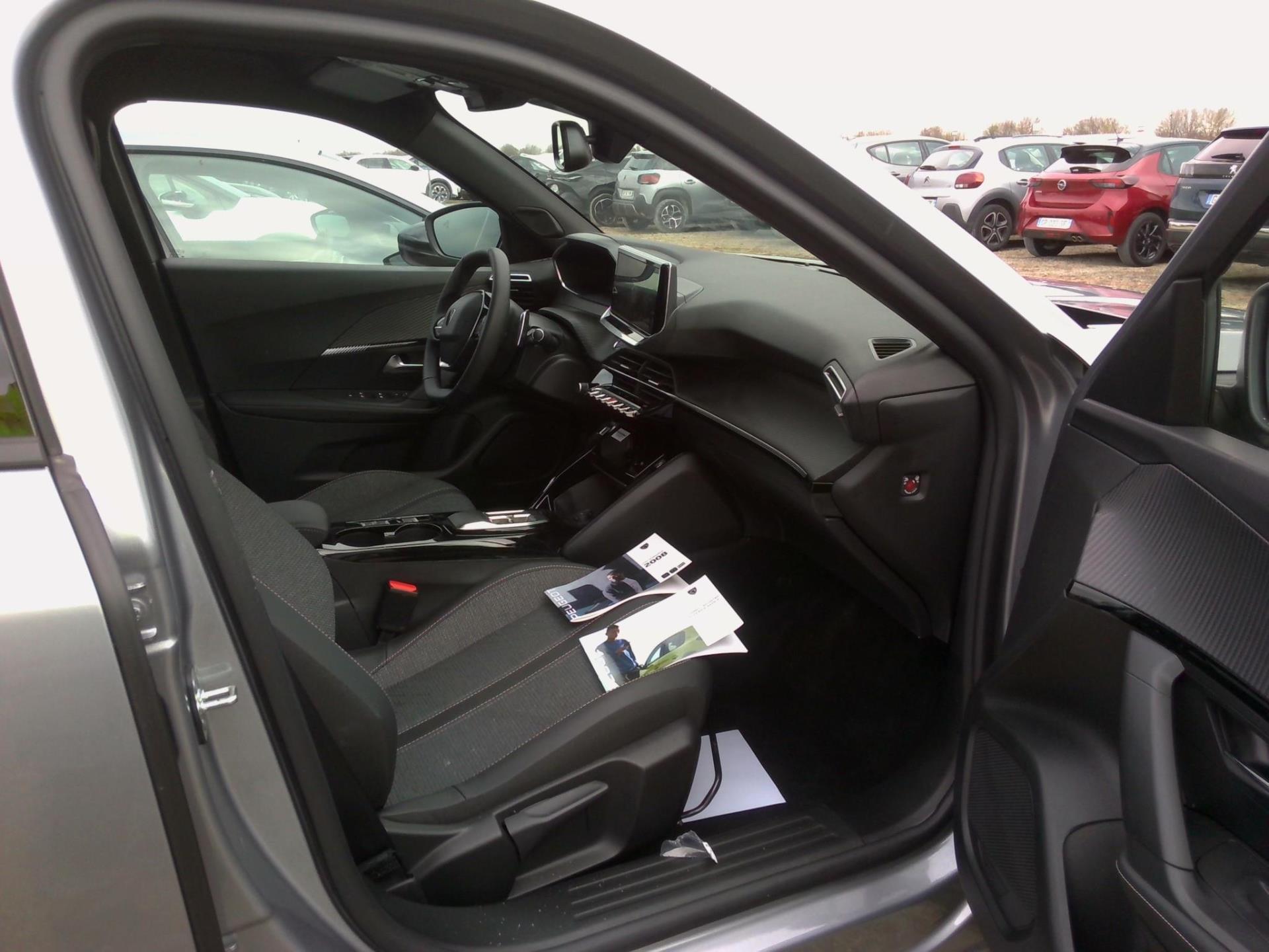 Peugeot 2008 Hybrid 136 e-DCS6 Allure 2024