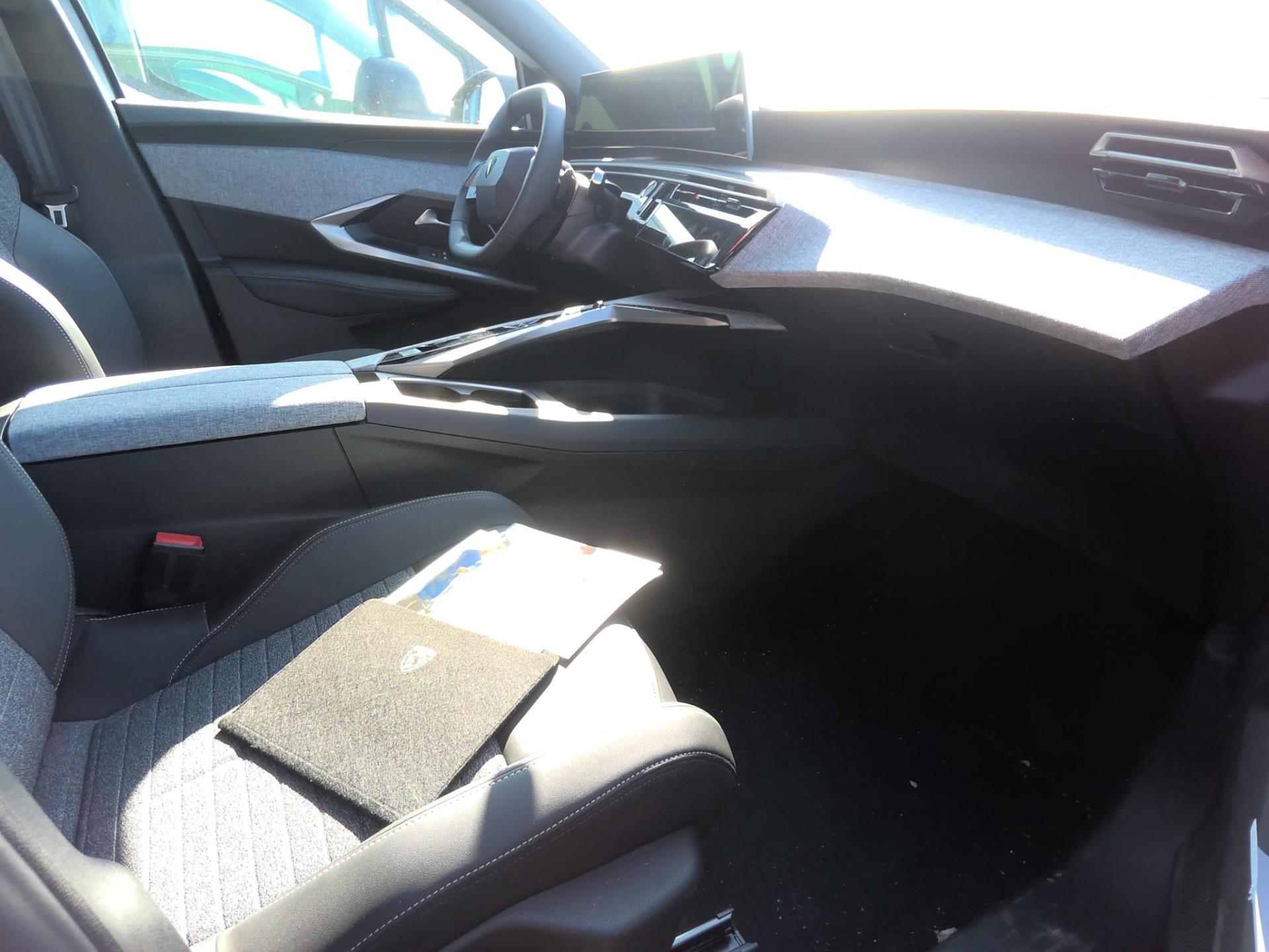 Peugeot 5008 Hybrid 136 e-DCS6 Allure 2025