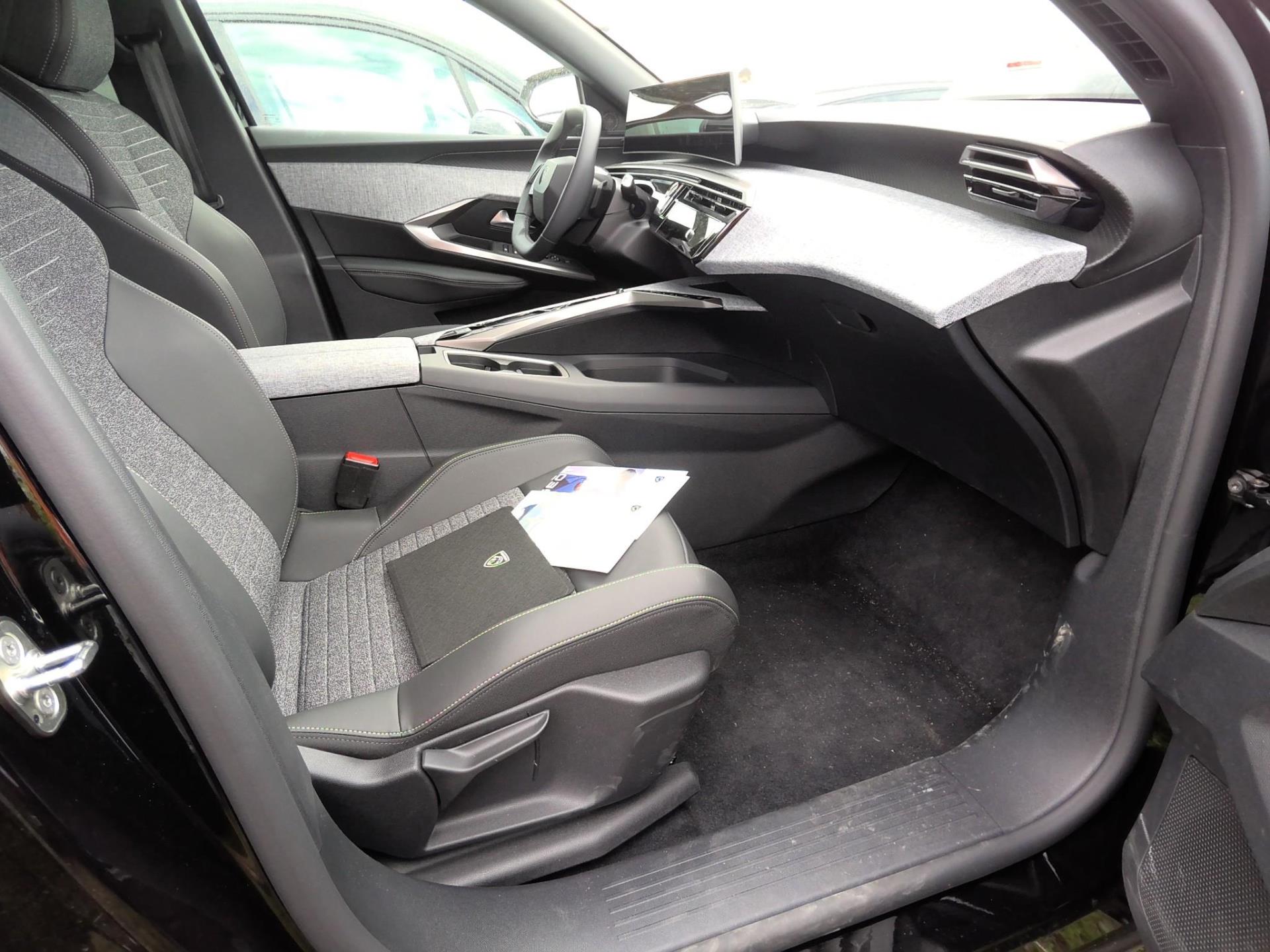 Peugeot 3008 Hybrid 136 e-DCS6 Allure 2025
