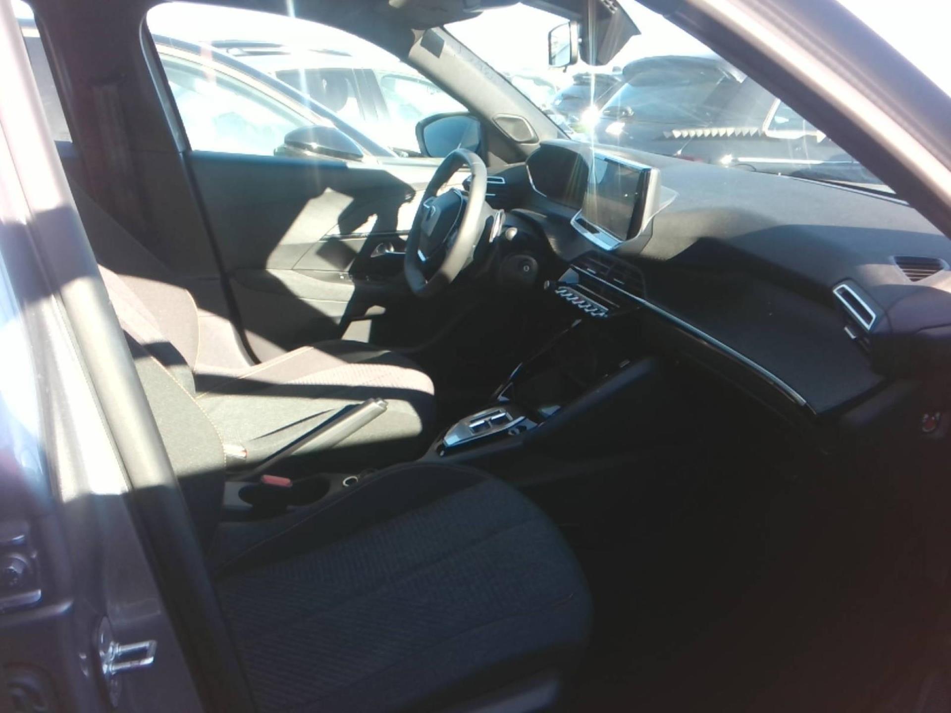 Peugeot 2008 Hybrid 136 e-DCS6 Style 2025