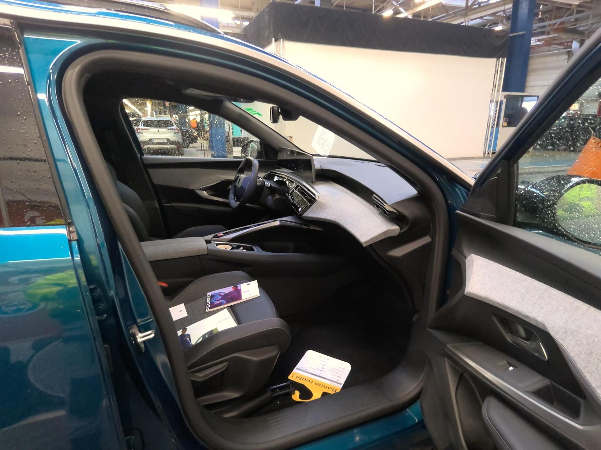 Peugeot 5008 Hybrid 136 e-DCS6 Allure 2025