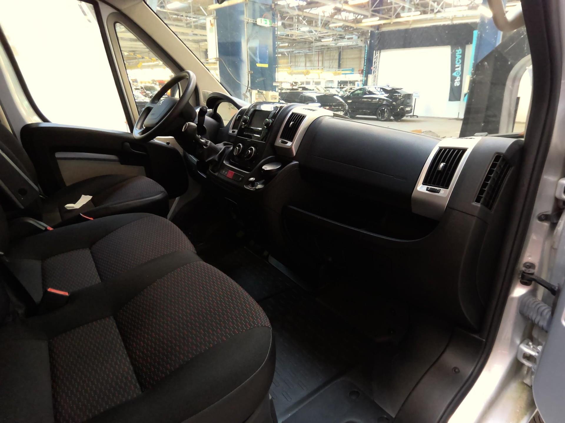 Peugeot Boxer 333 L2H2 BlueHDi 140 S&S Active 9 Places 2019