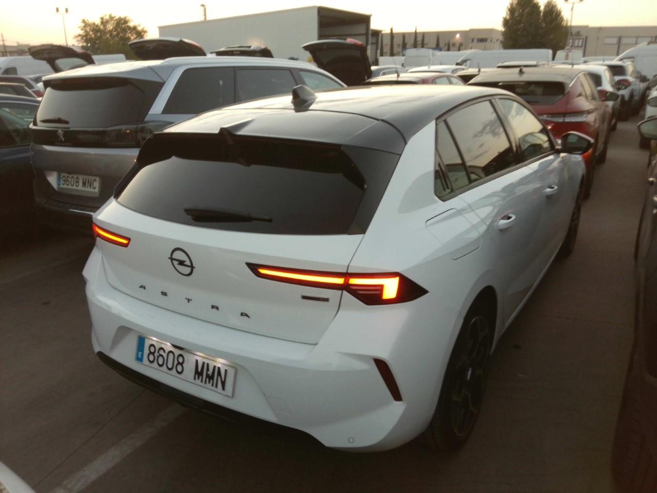 Foto Opel Astra PHEV 4