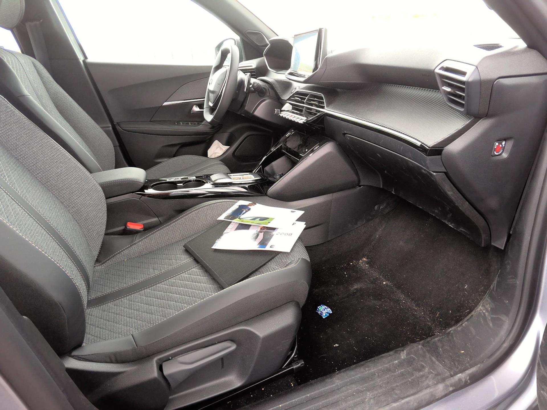 Peugeot 2008 Hybrid 136 e-DCS6 Allure 2025
