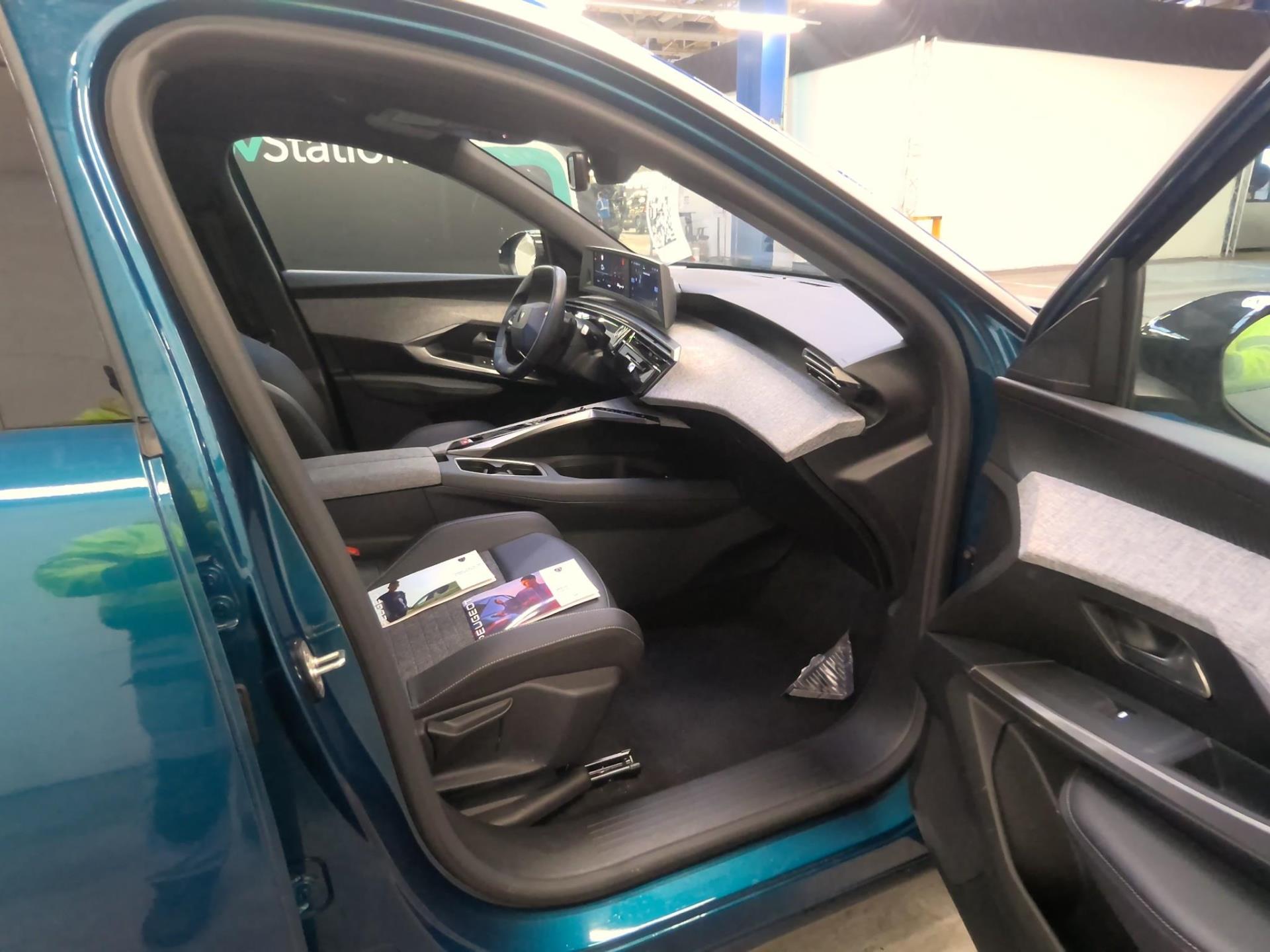 Peugeot 5008 Hybrid 145 ch e-DCS6 Allure 2025