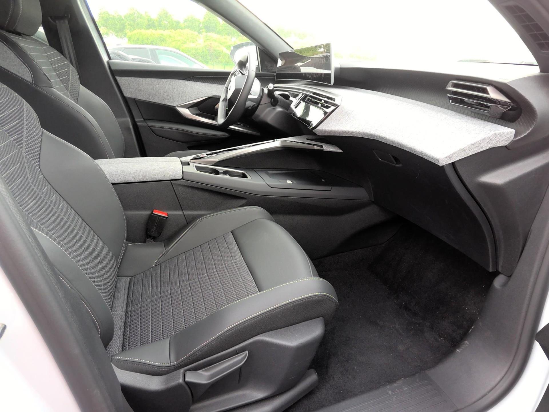 Peugeot 3008 Hybrid 136 e-DCS6 Allure 2024