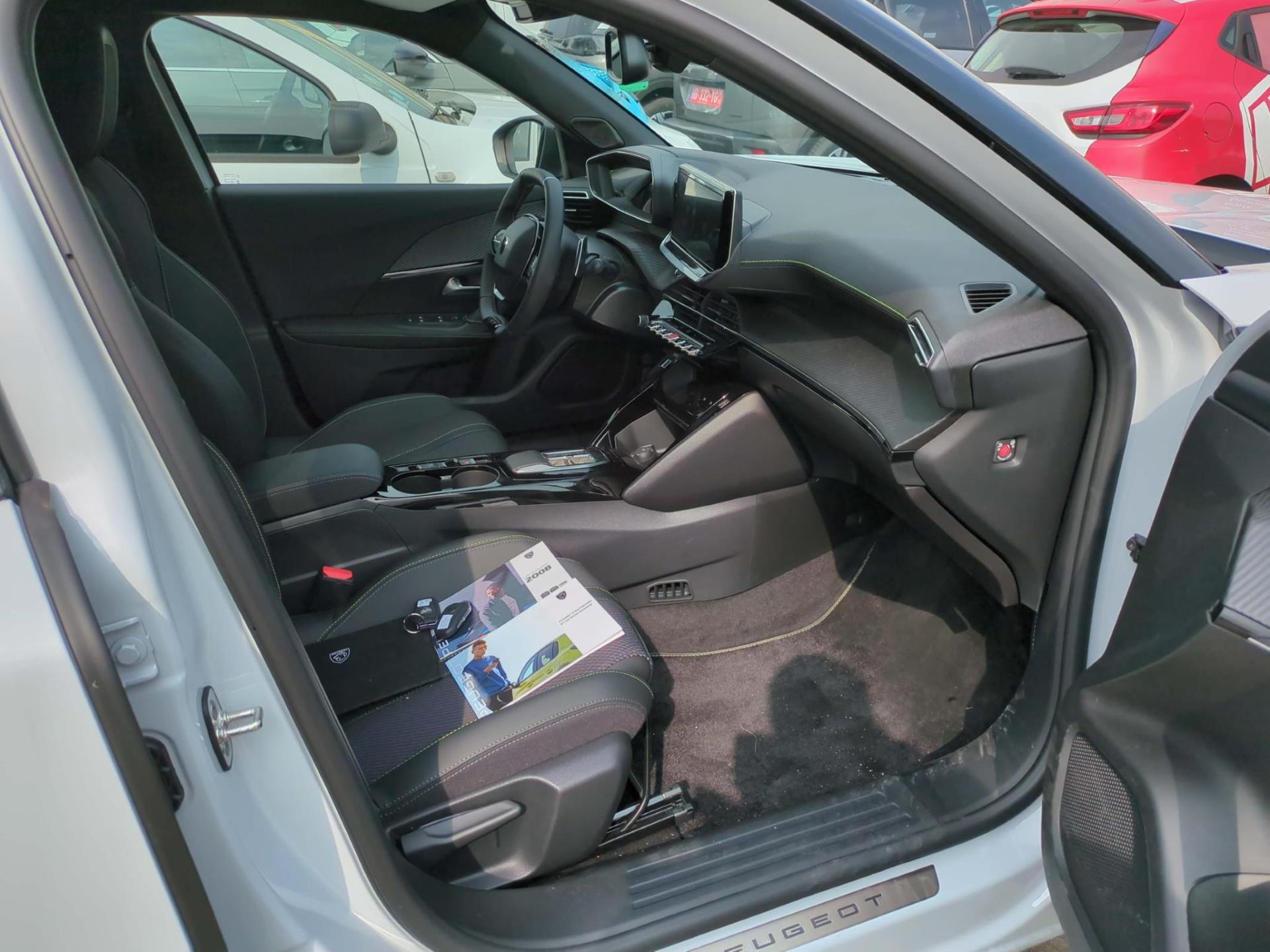 Peugeot 2008 Hybrid 136 e-DCS6 GT 2025