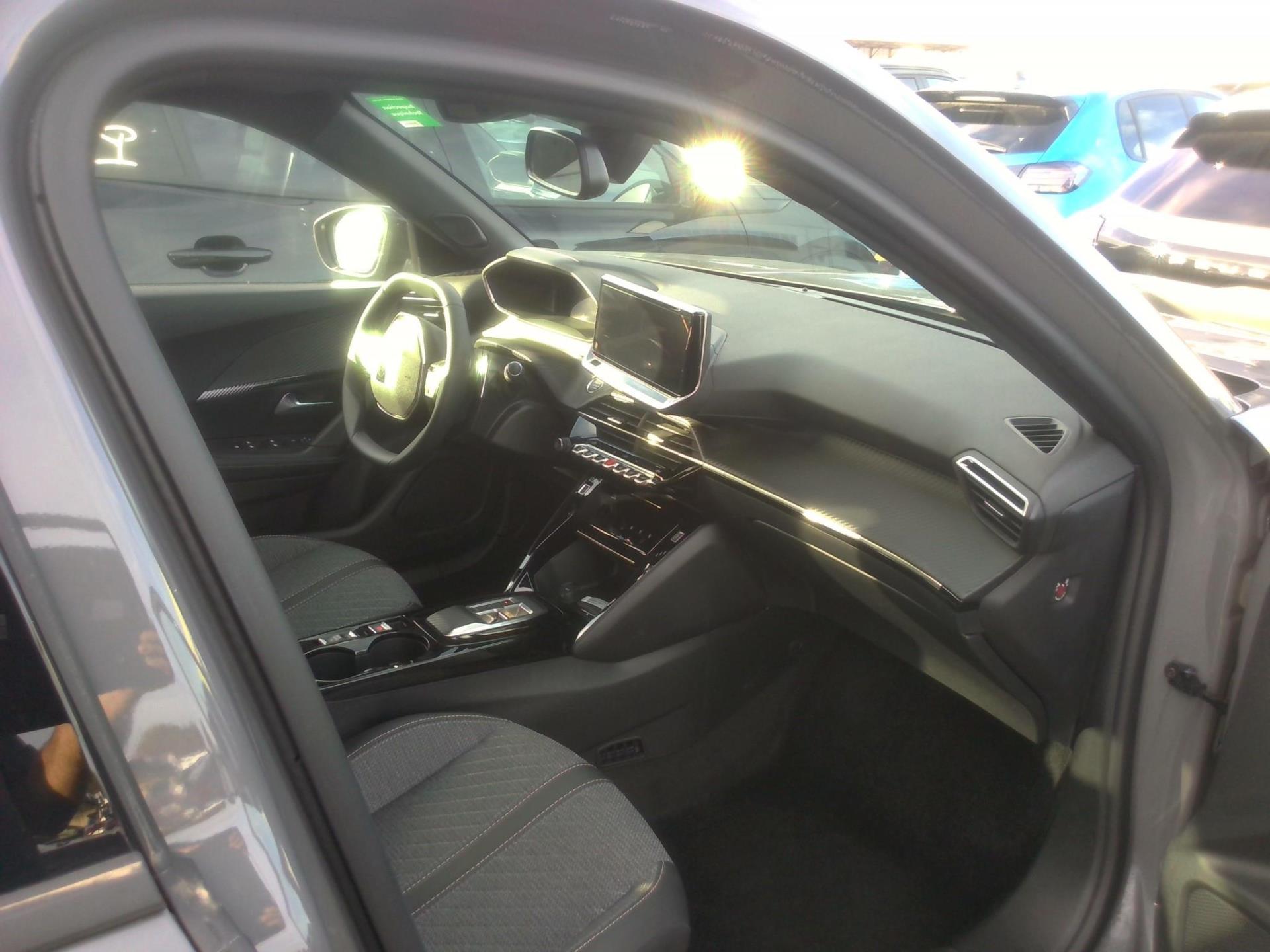 Peugeot 2008 Hybrid 136 e-DCS6 Allure 2024