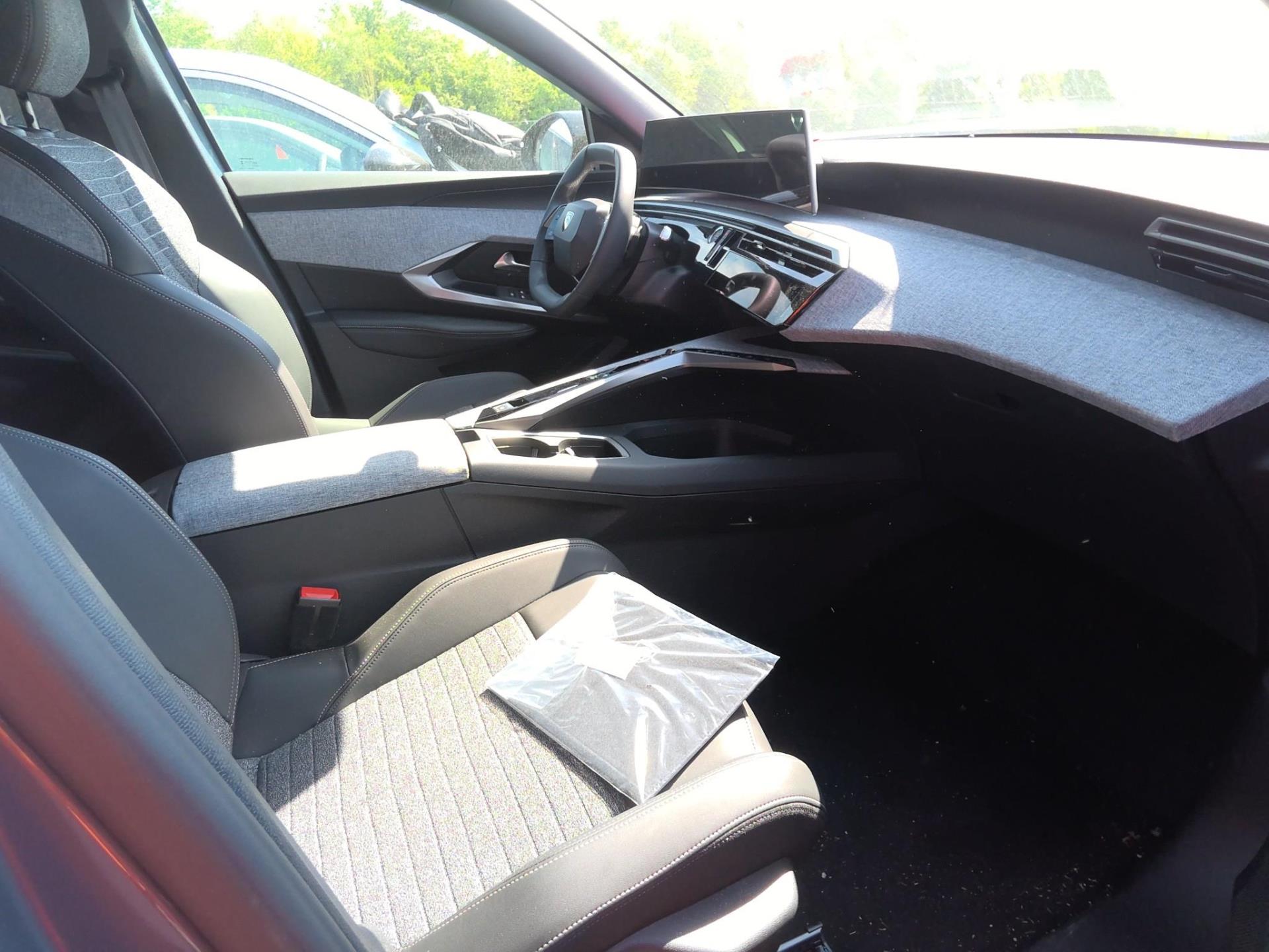 Peugeot 3008 Hybrid 136 e-DCS6 Allure 2025
