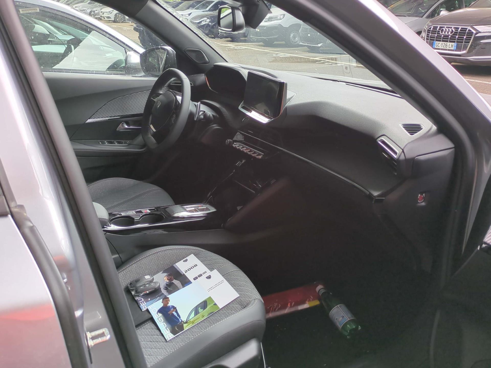 Peugeot 2008 Hybrid 136 e-DCS6 Allure 2025
