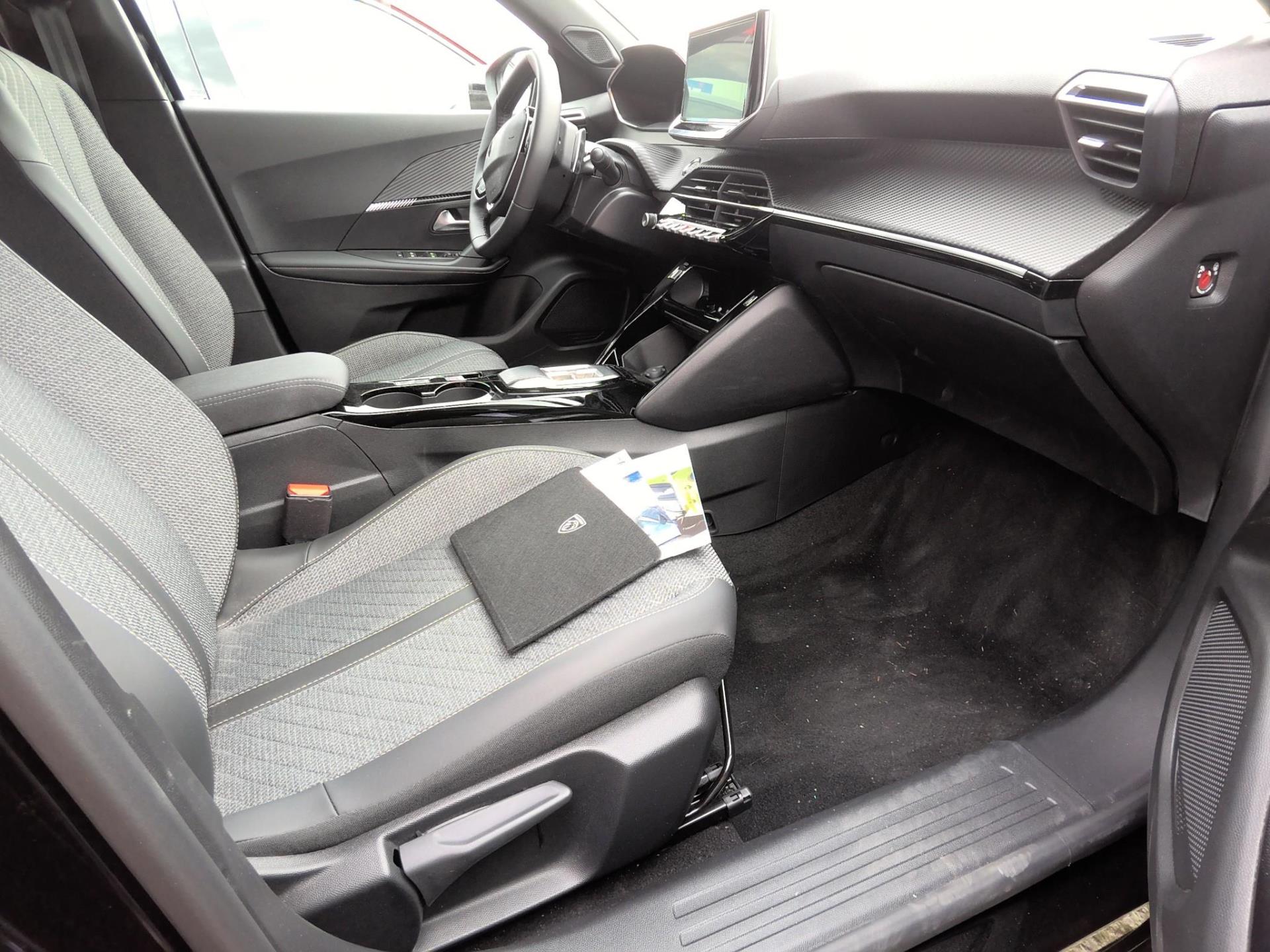 Peugeot 2008 Hybrid 136 e-DCS6 Allure 2025
