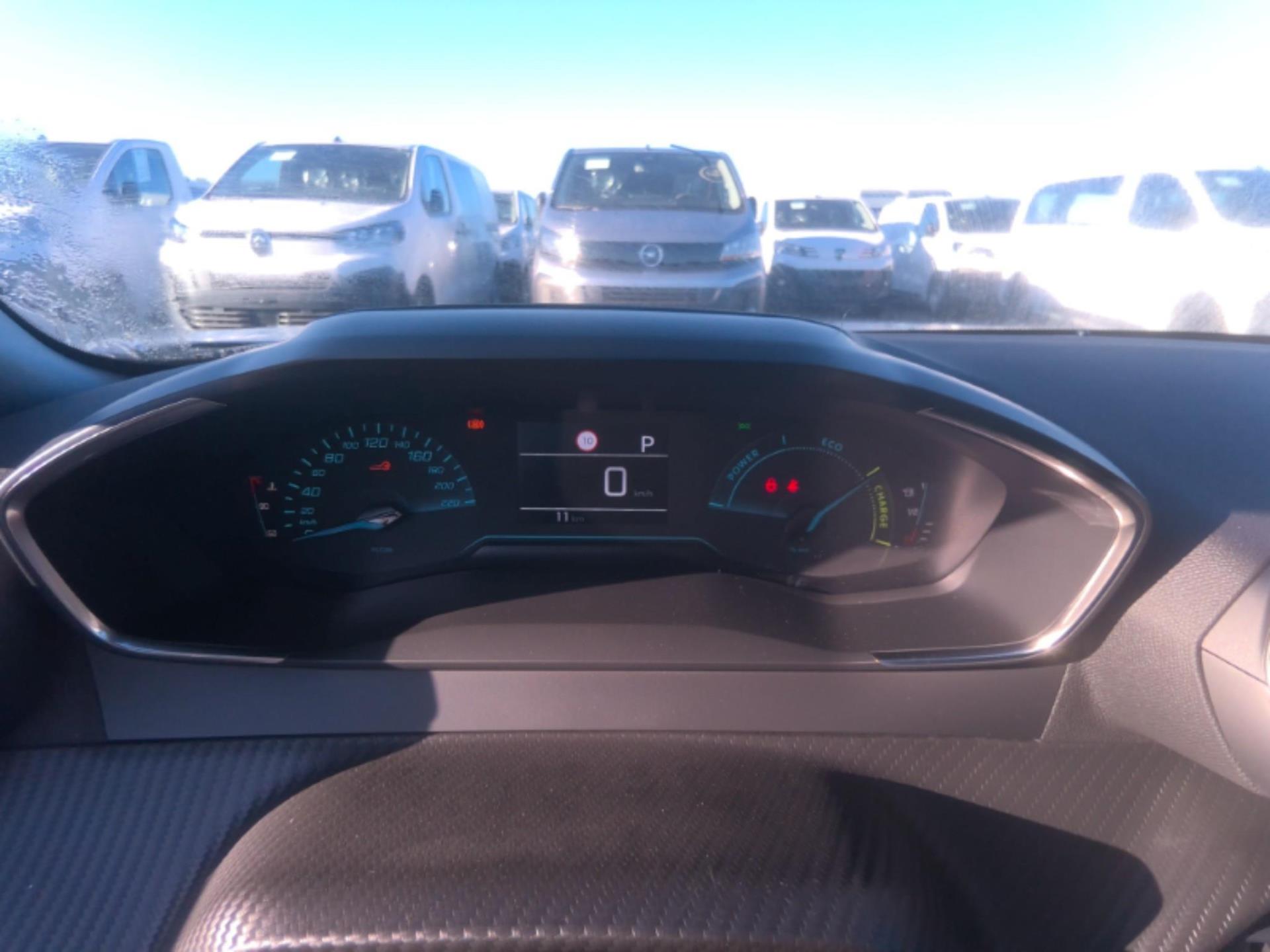Peugeot 2008 Hybrid 145 e-DCS6 Style 2025
