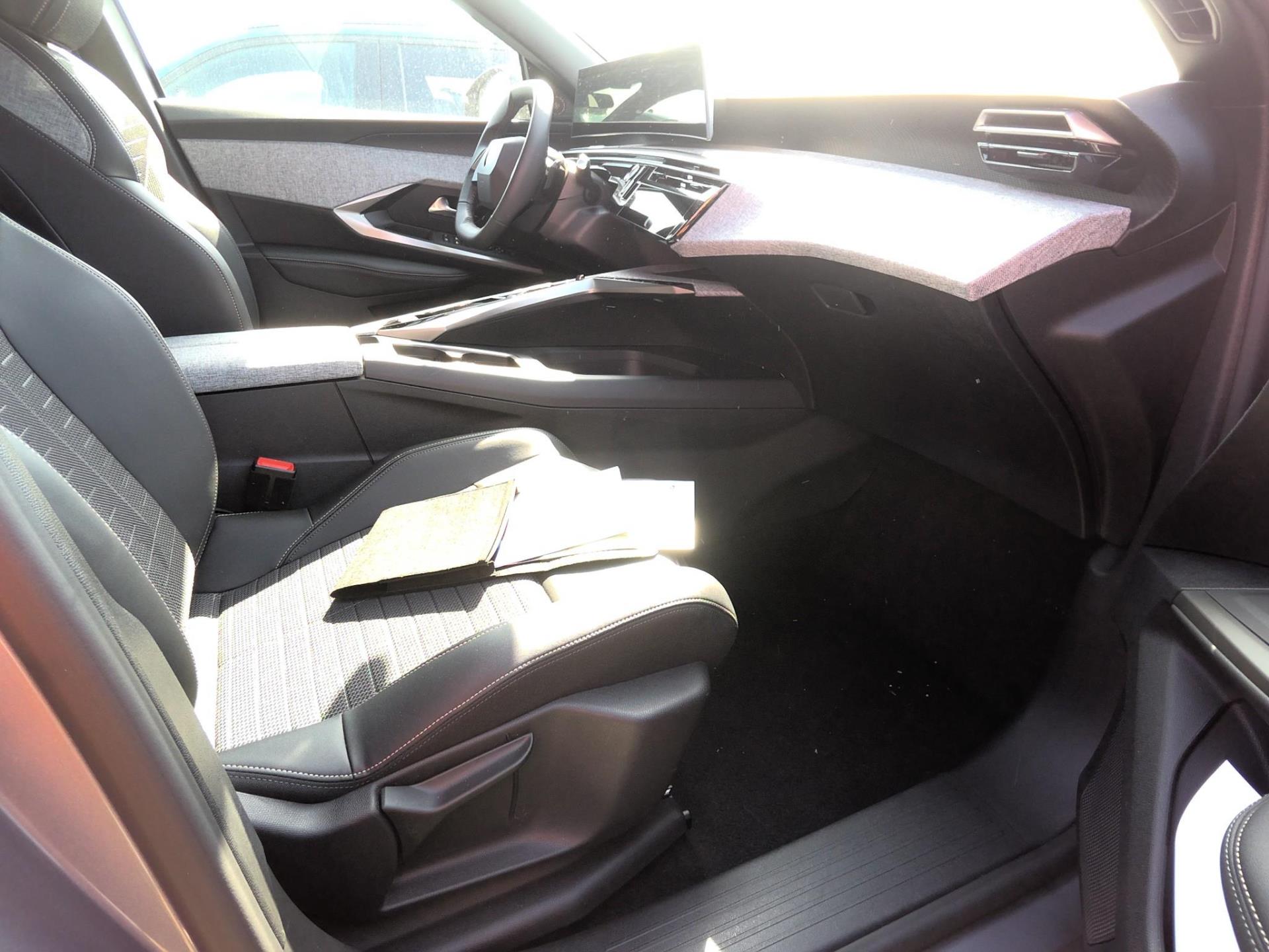 Peugeot 5008 Hybrid 136 e-DCS6 Allure 2024