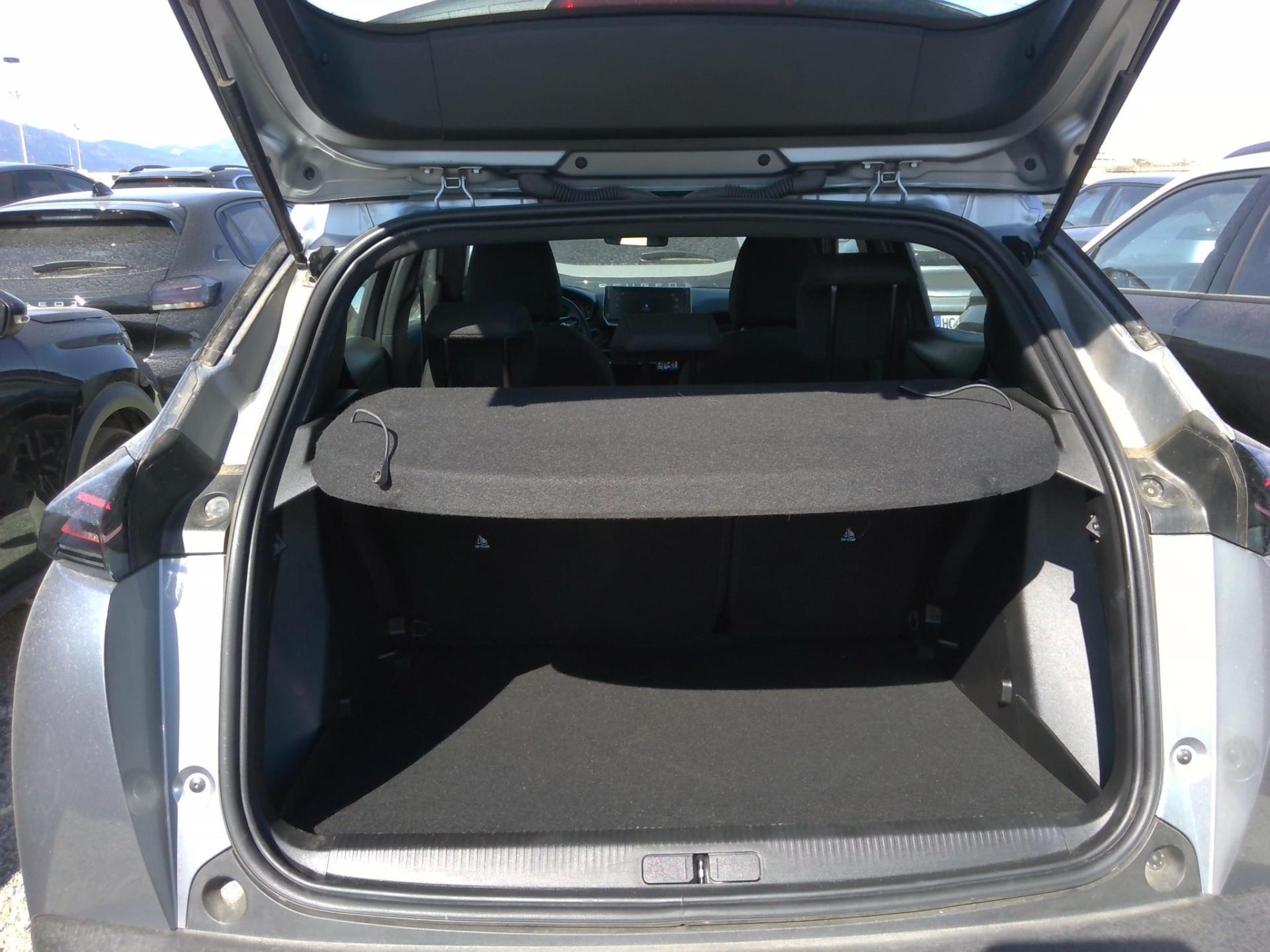 Peugeot 2008 Hybrid 136 e-DCS6 Style 2025