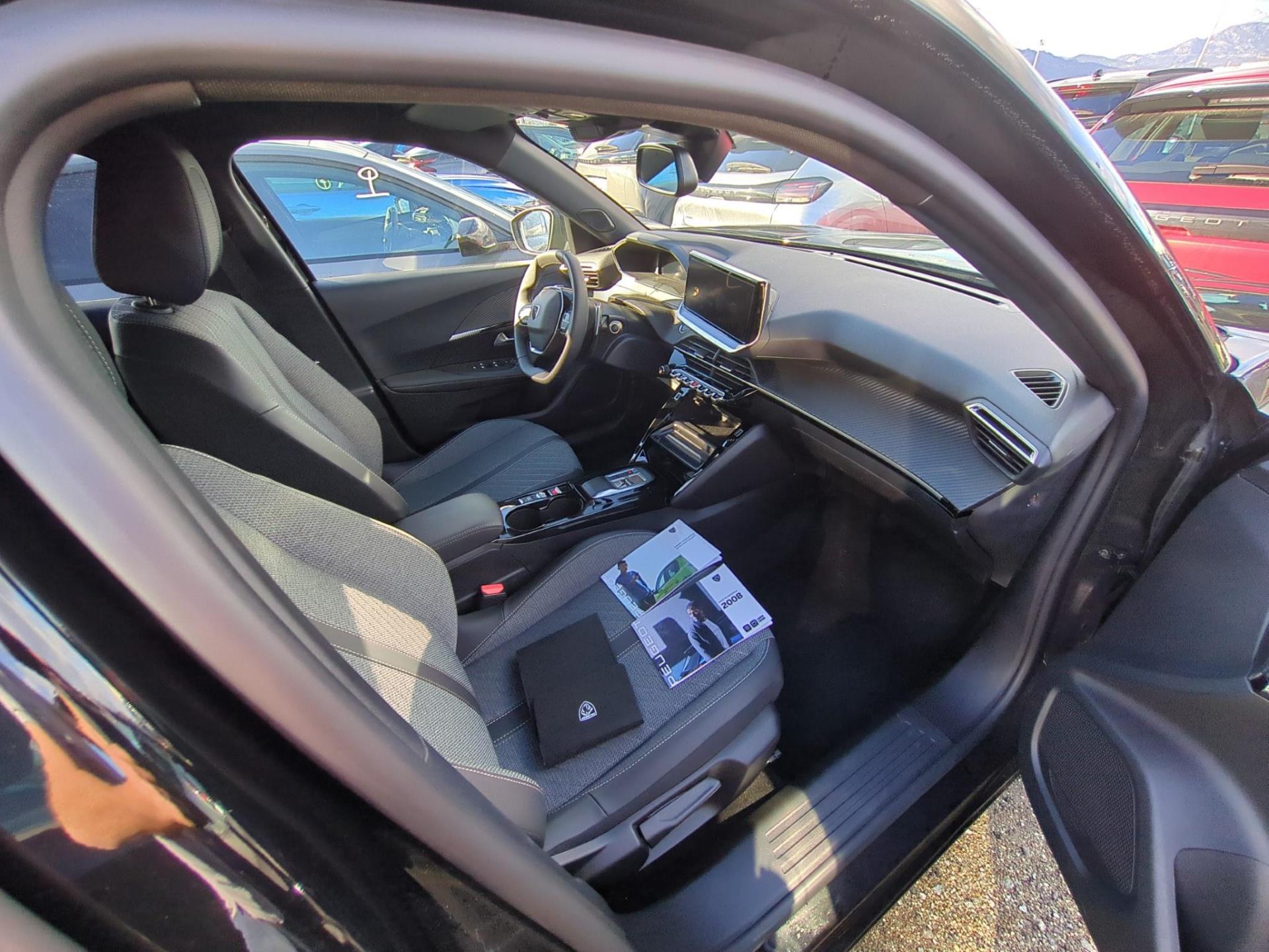 Peugeot 2008 Hybrid 136 e-DCS6 Allure 2024