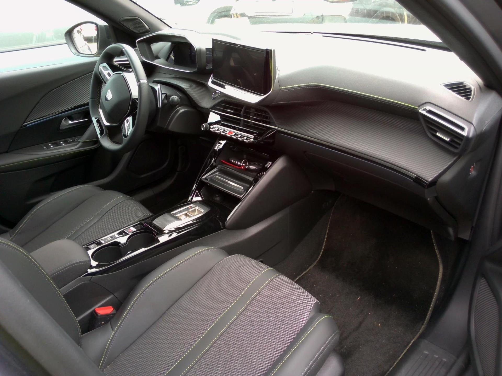 Peugeot 2008 Hybrid 136 e-DCS6 GT 2024