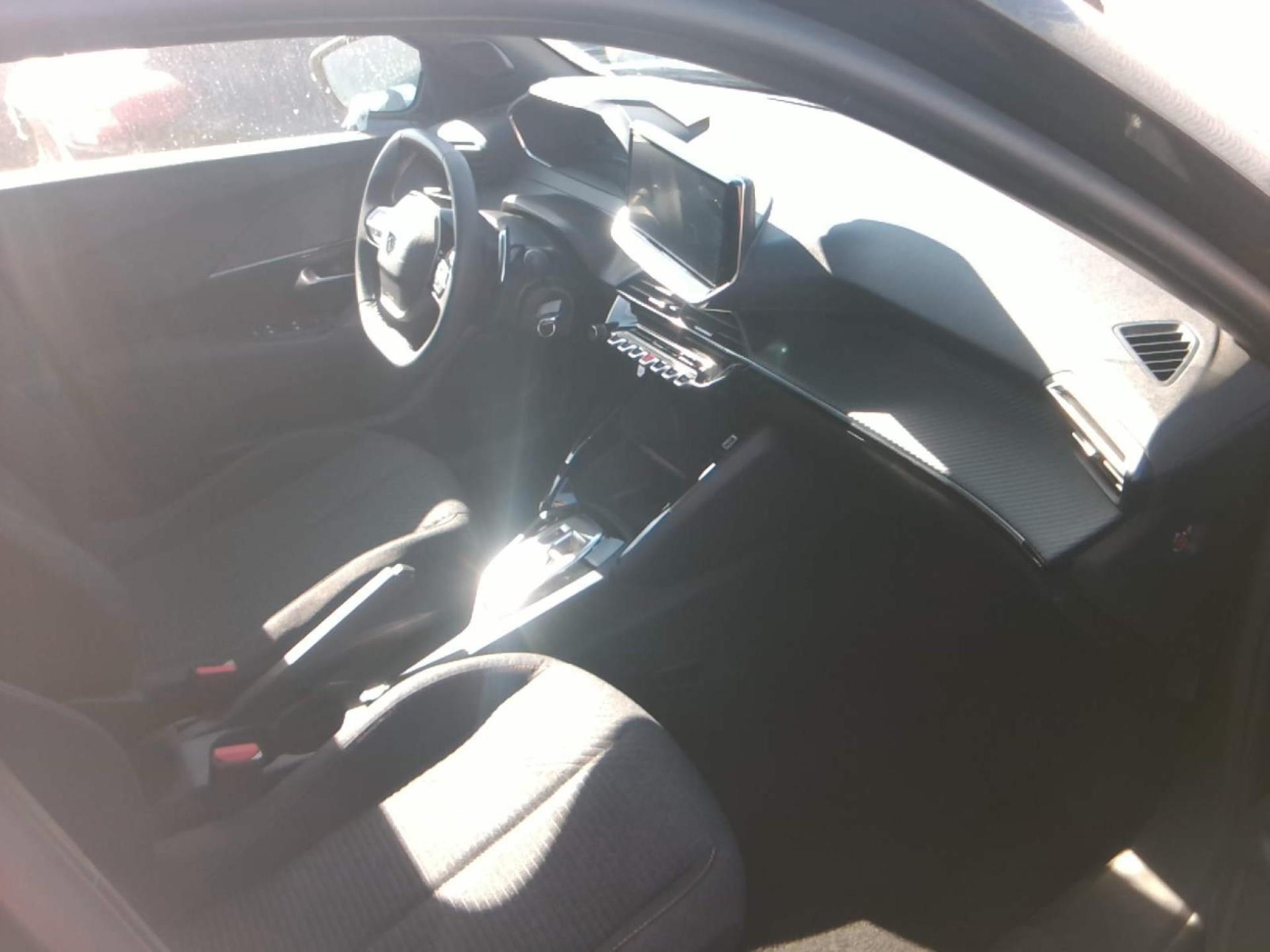 Peugeot 2008 Hybrid 145 e-DCS6 Style 2025