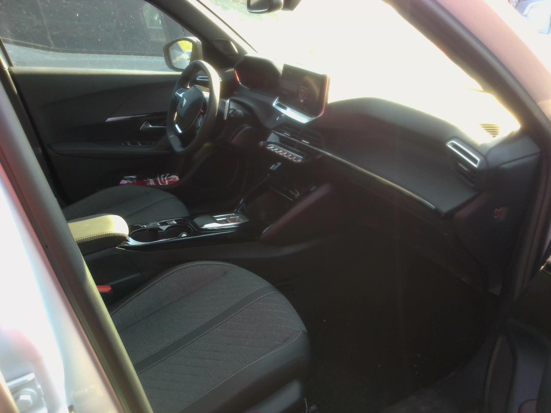 Peugeot 2008 Hybrid 145 e-DCS6 Allure 2025